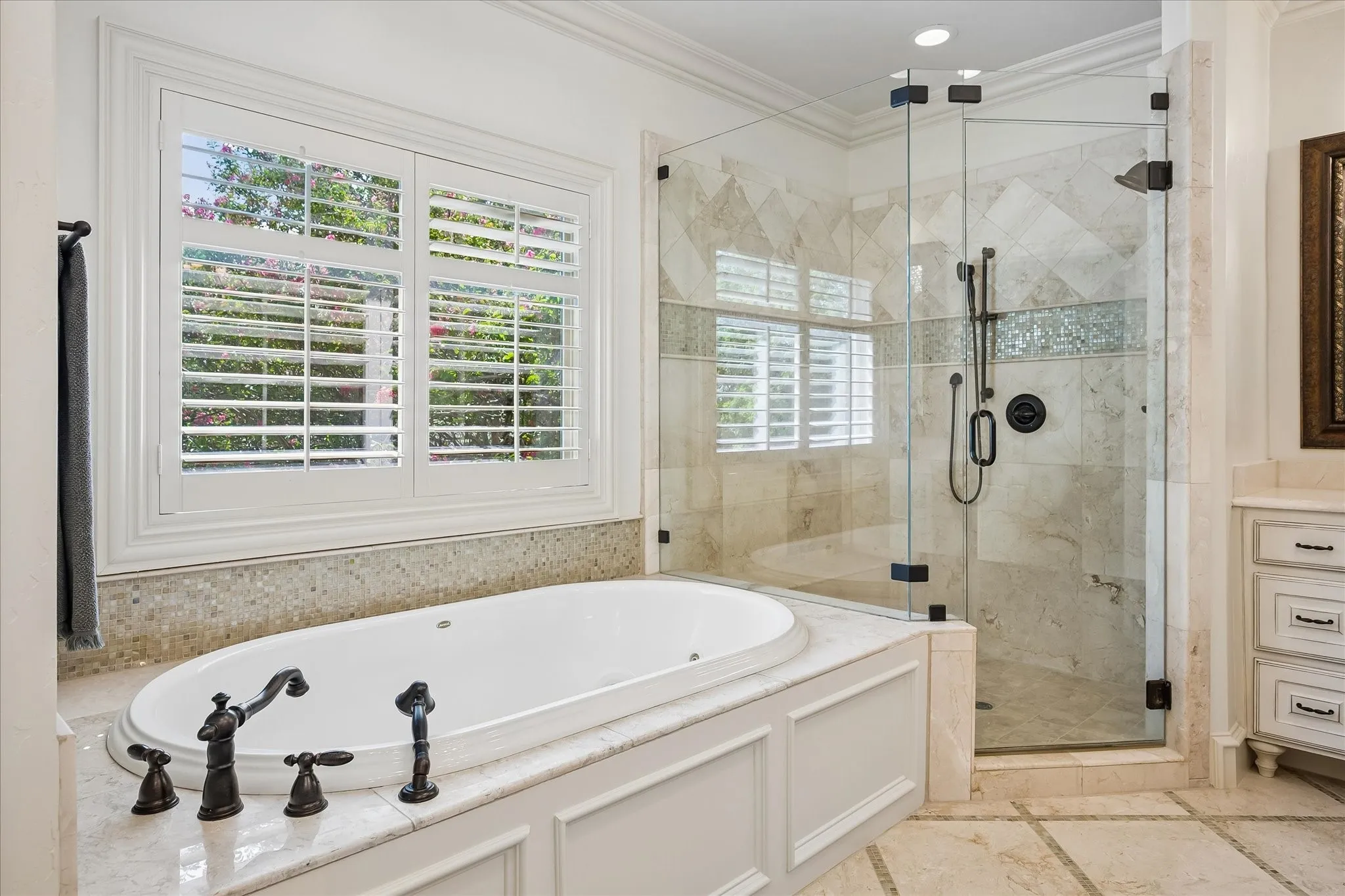 Single Family Residence For Sale in Dallas County , 6952 Kenwood Avenue, Dallas, Texas 75214, 4 Bedroom, 5 Bathroom, 2 Garage spaces, 4,438 Sqft, built in 2008, mls#21409903, Real Estate Agent in Dallas, Homes For Sale in Dallas county, Homes For Sale in Dallas, Realtor in Dallas Texas, Real Estate Brokerage Independent Realty Texas, Luminita Cordes Realtor