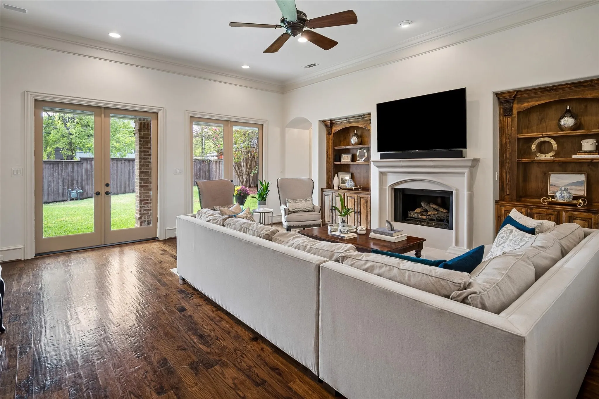 Single Family Residence For Sale in Dallas County , 6952 Kenwood Avenue, Dallas, Texas 75214, 4 Bedroom, 5 Bathroom, 2 Garage spaces, 4,438 Sqft, built in 2008, mls#21409903, Real Estate Agent in Dallas, Homes For Sale in Dallas county, Homes For Sale in Dallas, Realtor in Dallas Texas, Real Estate Brokerage Independent Realty Texas, Luminita Cordes Realtor