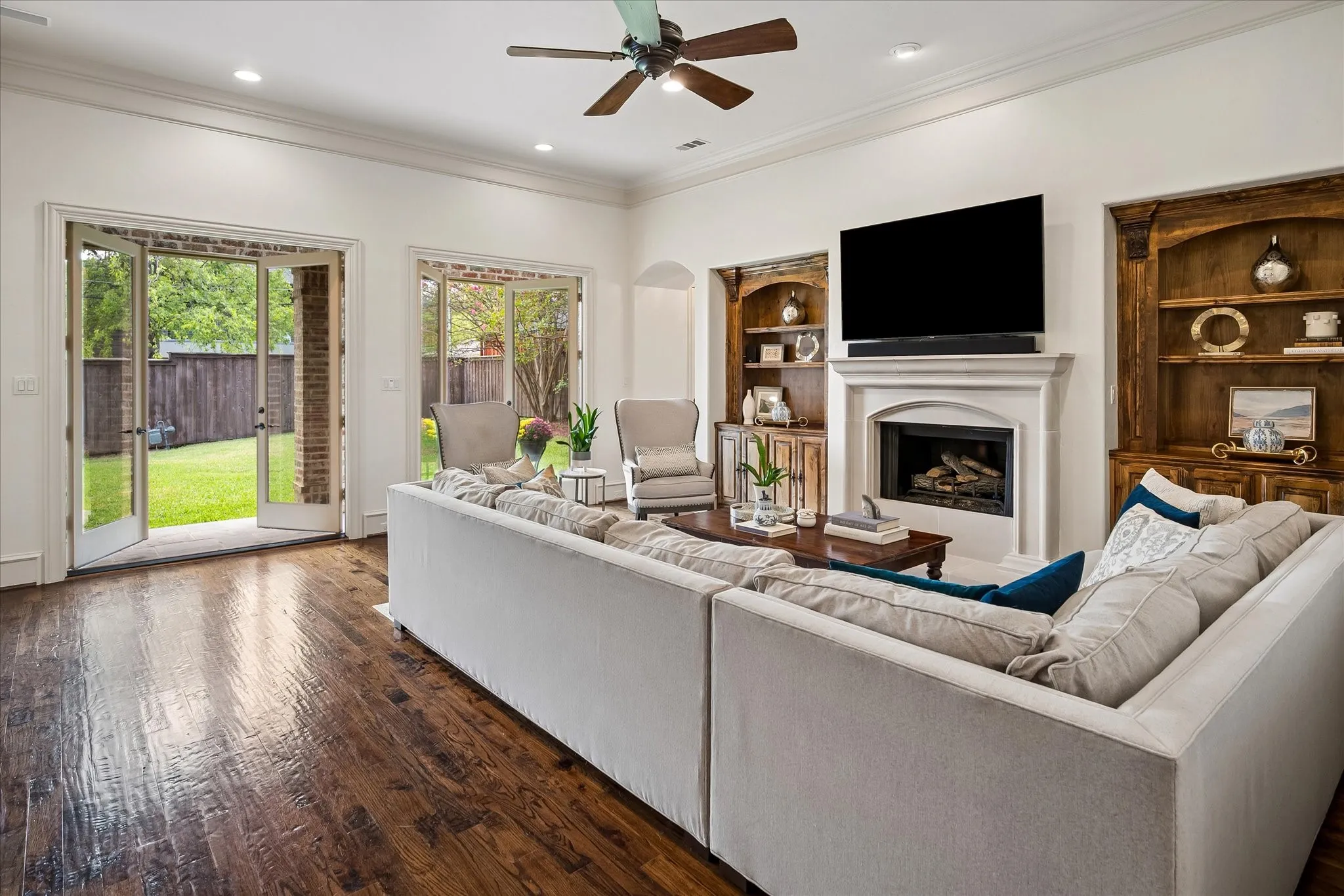 Single Family Residence For Sale in Dallas County , 6952 Kenwood Avenue, Dallas, Texas 75214, 4 Bedroom, 5 Bathroom, 2 Garage spaces, 4,438 Sqft, built in 2008, mls#21409903, Real Estate Agent in Dallas, Homes For Sale in Dallas county, Homes For Sale in Dallas, Realtor in Dallas Texas, Real Estate Brokerage Independent Realty Texas, Luminita Cordes Realtor