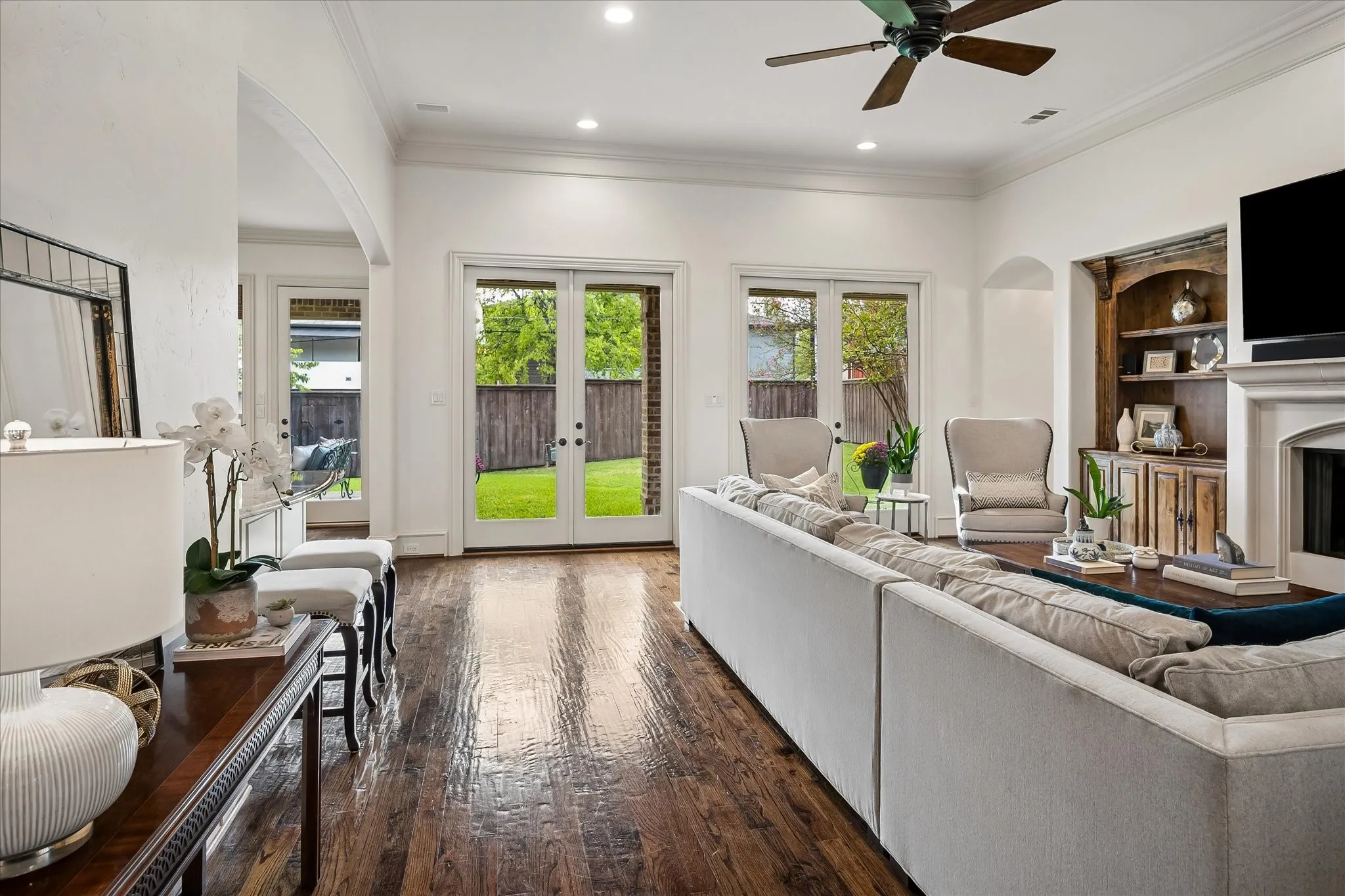 Single Family Residence For Sale in Dallas County , 6952 Kenwood Avenue, Dallas, Texas 75214, 4 Bedroom, 5 Bathroom, 2 Garage spaces, 4,438 Sqft, built in 2008, mls#21409903, Real Estate Agent in Dallas, Homes For Sale in Dallas county, Homes For Sale in Dallas, Realtor in Dallas Texas, Real Estate Brokerage Independent Realty Texas, Luminita Cordes Realtor