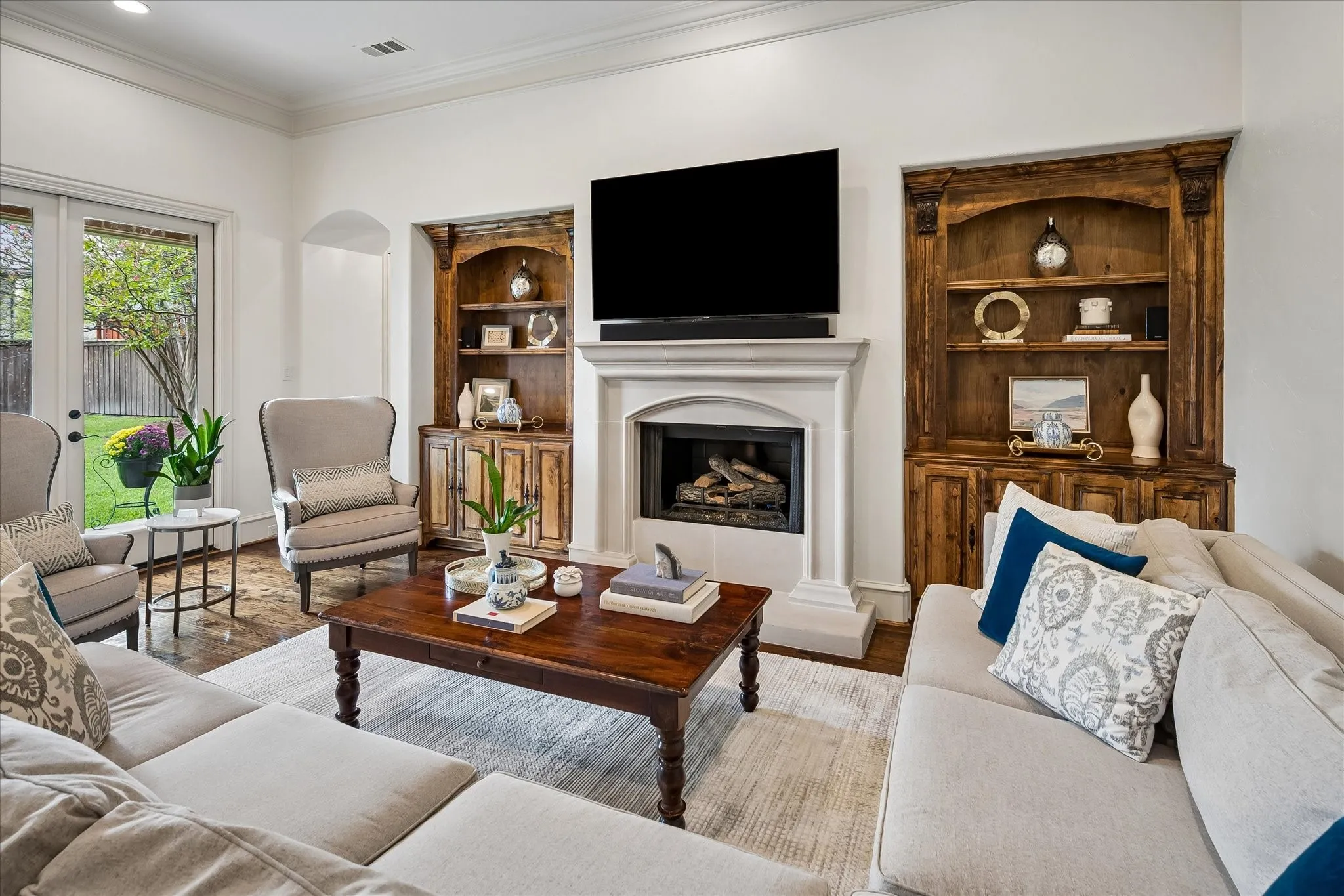 Single Family Residence For Sale in Dallas County , 6952 Kenwood Avenue, Dallas, Texas 75214, 4 Bedroom, 5 Bathroom, 2 Garage spaces, 4,438 Sqft, built in 2008, mls#21409903, Real Estate Agent in Dallas, Homes For Sale in Dallas county, Homes For Sale in Dallas, Realtor in Dallas Texas, Real Estate Brokerage Independent Realty Texas, Luminita Cordes Realtor