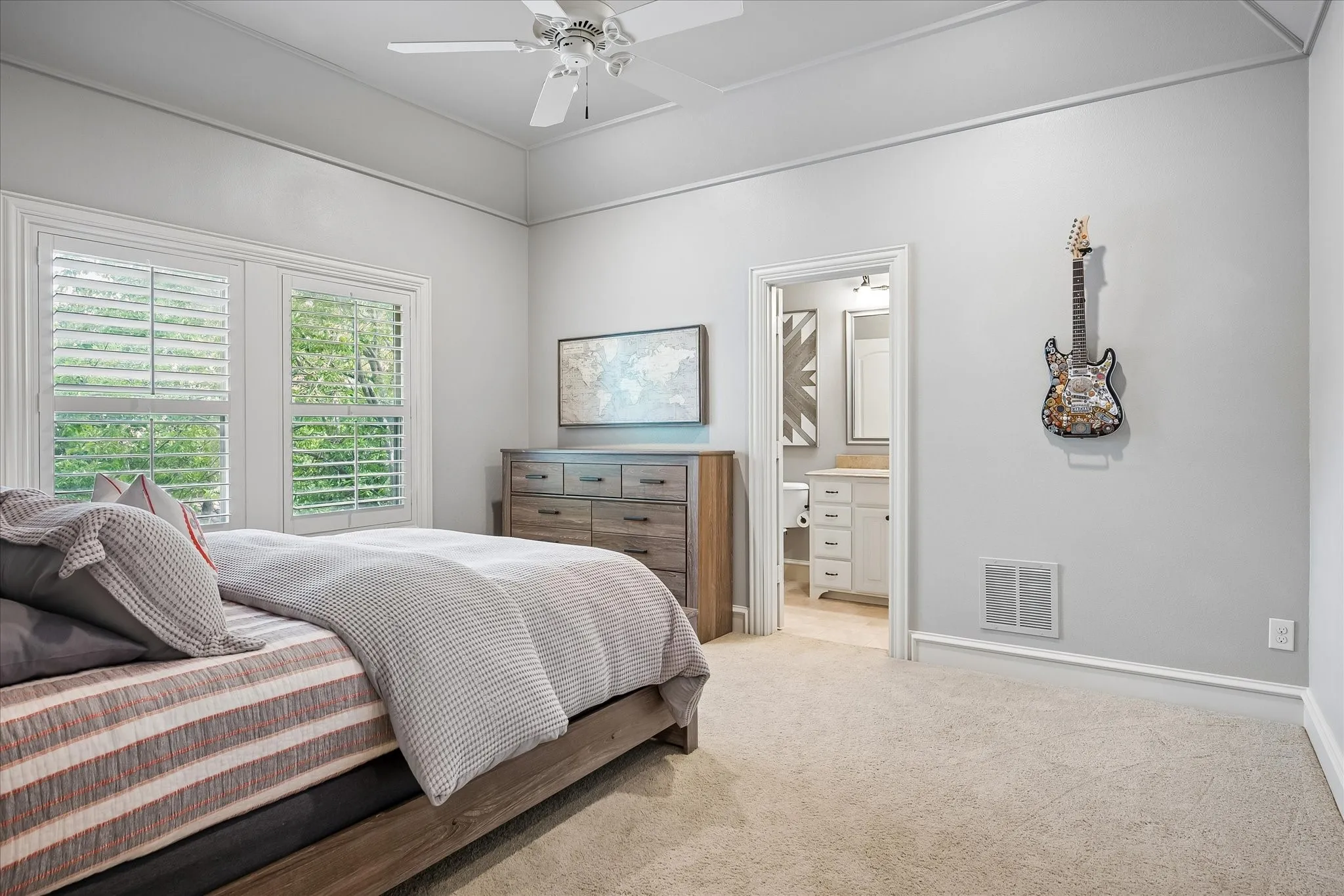 Single Family Residence For Sale in Dallas County , 6952 Kenwood Avenue, Dallas, Texas 75214, 4 Bedroom, 5 Bathroom, 2 Garage spaces, 4,438 Sqft, built in 2008, mls#21409903, Real Estate Agent in Dallas, Homes For Sale in Dallas county, Homes For Sale in Dallas, Realtor in Dallas Texas, Real Estate Brokerage Independent Realty Texas, Luminita Cordes Realtor