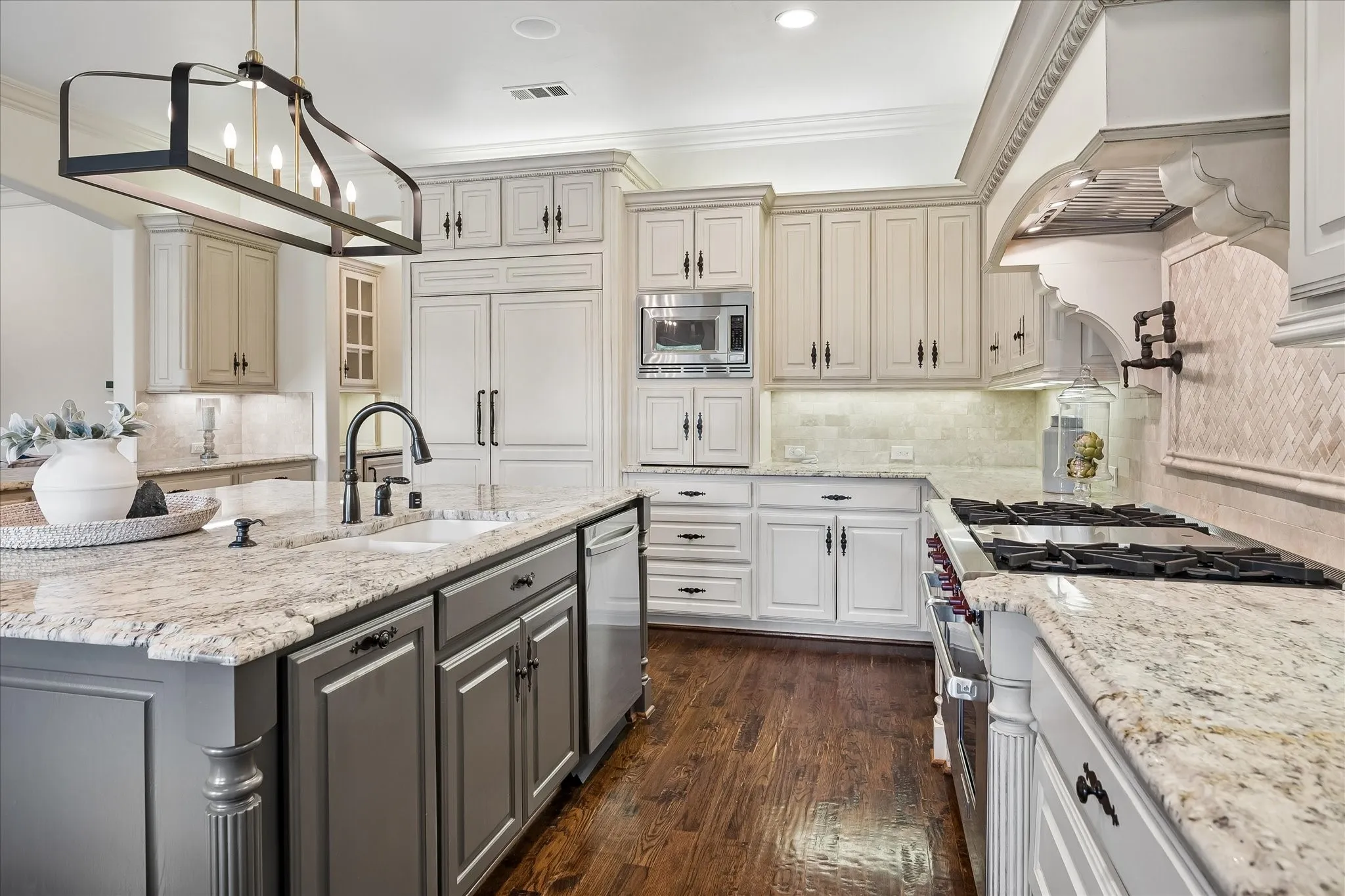 Single Family Residence For Sale in Dallas County , 6952 Kenwood Avenue, Dallas, Texas 75214, 4 Bedroom, 5 Bathroom, 2 Garage spaces, 4,438 Sqft, built in 2008, mls#21409903, Real Estate Agent in Dallas, Homes For Sale in Dallas county, Homes For Sale in Dallas, Realtor in Dallas Texas, Real Estate Brokerage Independent Realty Texas, Luminita Cordes Realtor