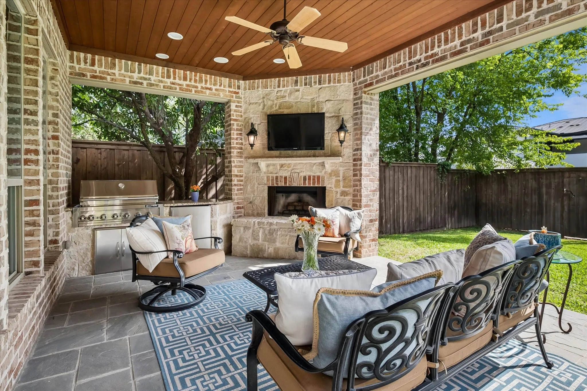 Single Family Residence For Sale in Dallas County , 6952 Kenwood Avenue, Dallas, Texas 75214, 4 Bedroom, 5 Bathroom, 2 Garage spaces, 4,438 Sqft, built in 2008, mls#21409903, Real Estate Agent in Dallas, Homes For Sale in Dallas county, Homes For Sale in Dallas, Realtor in Dallas Texas, Real Estate Brokerage Independent Realty Texas, Luminita Cordes Realtor