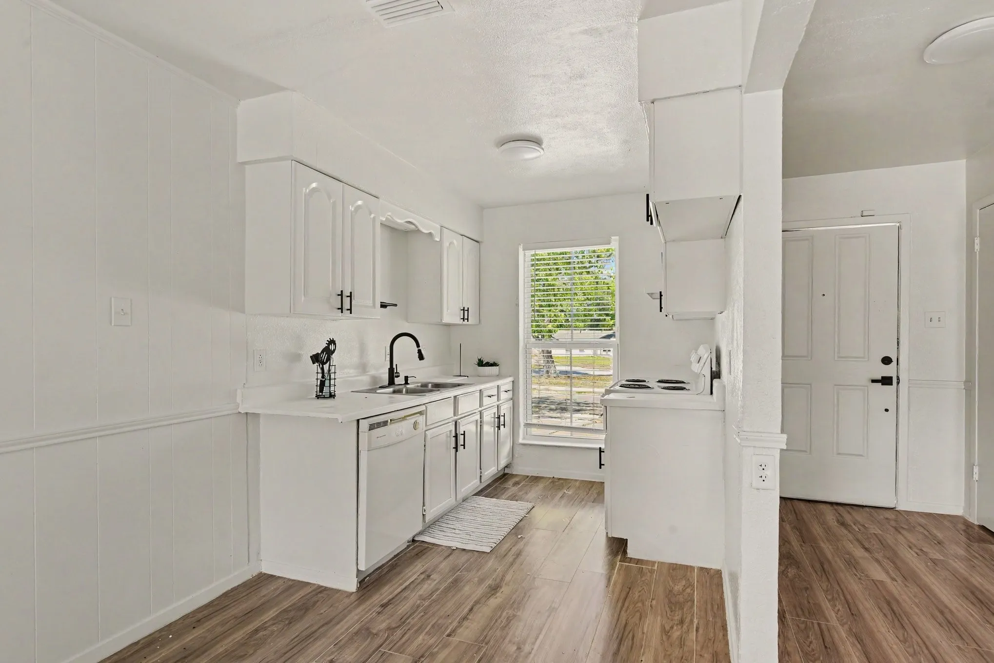 Single Family Residence For Sale in Dallas County , 2520 Candleberry Drive, Mesquite, Texas 75149, 3 Bedroom, 2 Bathroom, 1 Garage spaces, 1,000 Sqft, built in 1968, mls#21395232, Real Estate Agent in Mesquite, Homes For Sale in Dallas county, Homes For Sale in Mesquite, Realtor in Mesquite Texas, Real Estate Brokerage Independent Realty Texas, Luminita Cordes Realtor