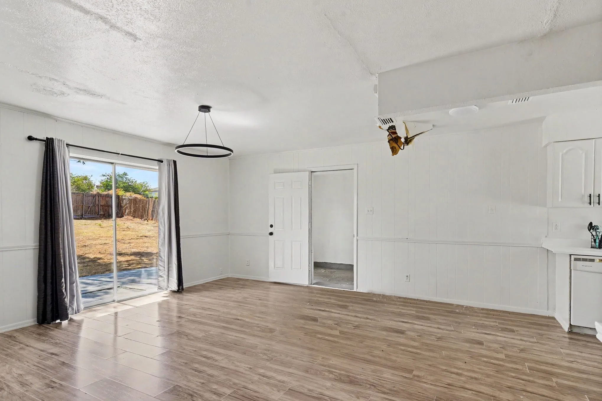 Single Family Residence For Sale in Dallas County , 2520 Candleberry Drive, Mesquite, Texas 75149, 3 Bedroom, 2 Bathroom, 1 Garage spaces, 1,000 Sqft, built in 1968, mls#21395232, Real Estate Agent in Mesquite, Homes For Sale in Dallas county, Homes For Sale in Mesquite, Realtor in Mesquite Texas, Real Estate Brokerage Independent Realty Texas, Luminita Cordes Realtor