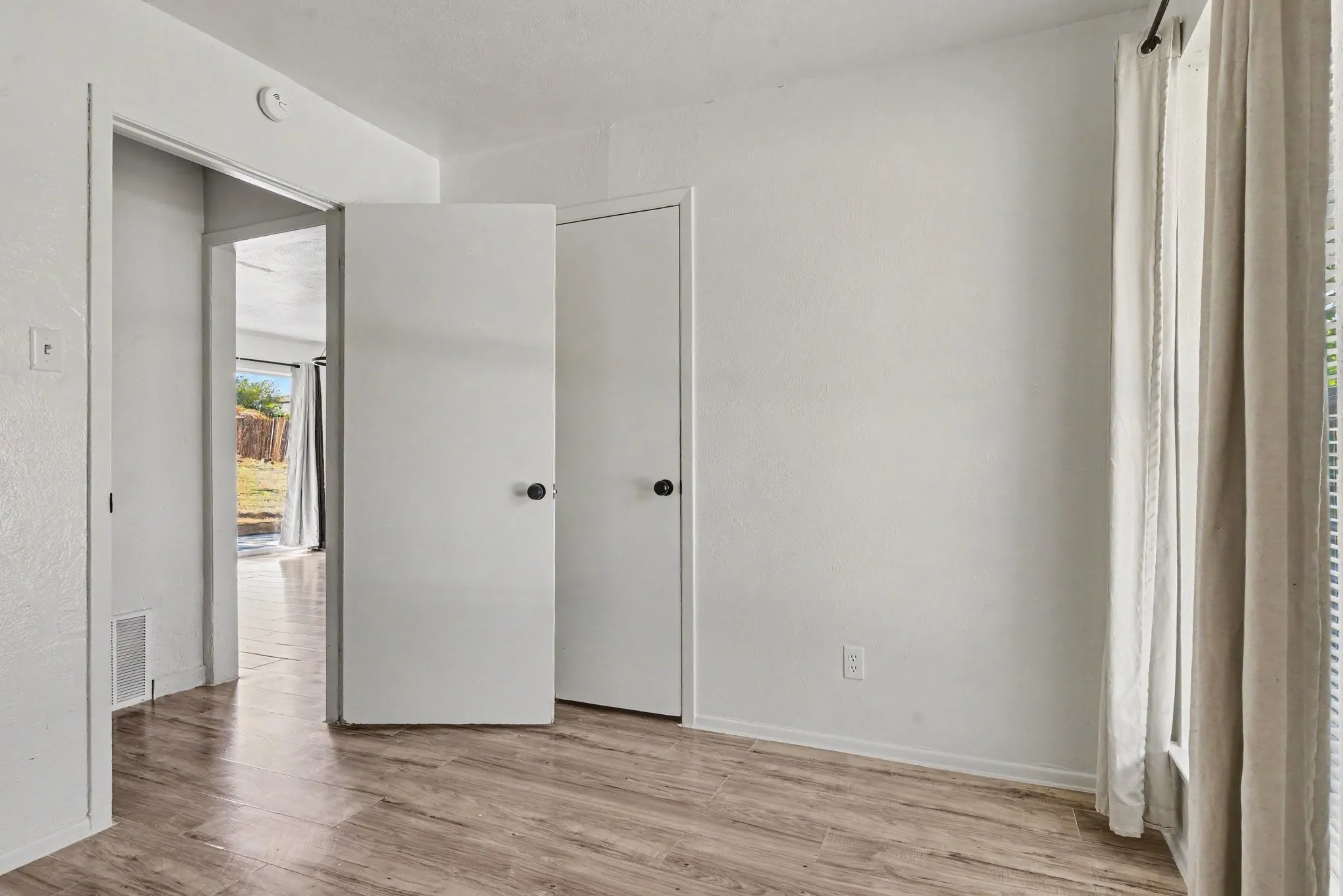 Single Family Residence For Sale in Dallas County , 2520 Candleberry Drive, Mesquite, Texas 75149, 3 Bedroom, 2 Bathroom, 1 Garage spaces, 1,000 Sqft, built in 1968, mls#21395232, Real Estate Agent in Mesquite, Homes For Sale in Dallas county, Homes For Sale in Mesquite, Realtor in Mesquite Texas, Real Estate Brokerage Independent Realty Texas, Luminita Cordes Realtor