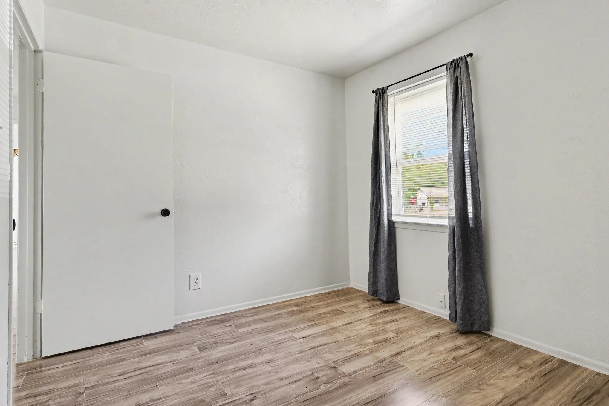 Single Family Residence For Sale in Dallas County , 2520 Candleberry Drive, Mesquite, Texas 75149, 3 Bedroom, 2 Bathroom, 1 Garage spaces, 1,000 Sqft, built in 1968, mls#21395232, Real Estate Agent in Mesquite, Homes For Sale in Dallas county, Homes For Sale in Mesquite, Realtor in Mesquite Texas, Real Estate Brokerage Independent Realty Texas, Luminita Cordes Realtor