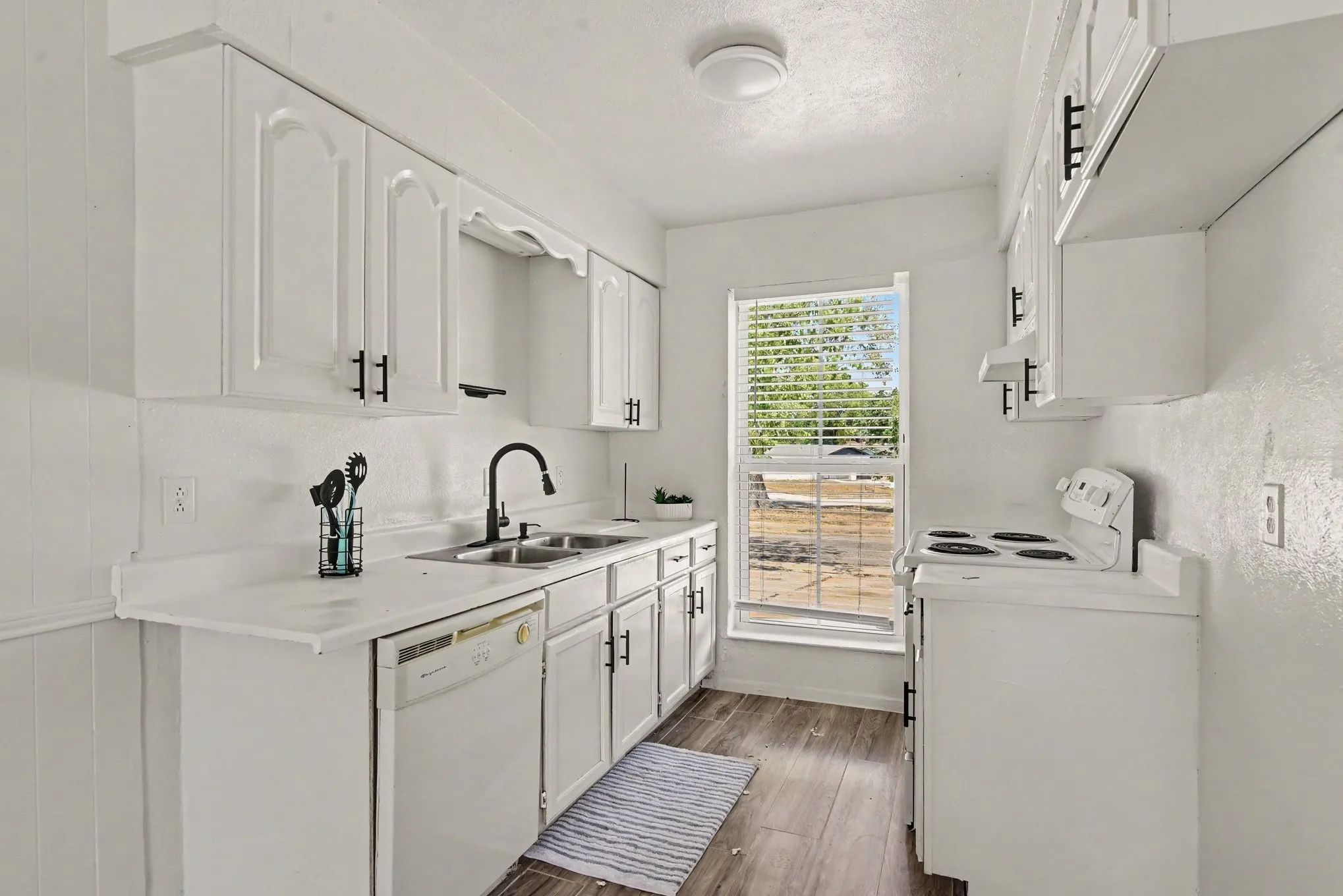 Single Family Residence For Sale in Dallas County , 2520 Candleberry Drive, Mesquite, Texas 75149, 3 Bedroom, 2 Bathroom, 1 Garage spaces, 1,000 Sqft, built in 1968, mls#21395232, Real Estate Agent in Mesquite, Homes For Sale in Dallas county, Homes For Sale in Mesquite, Realtor in Mesquite Texas, Real Estate Brokerage Independent Realty Texas, Luminita Cordes Realtor