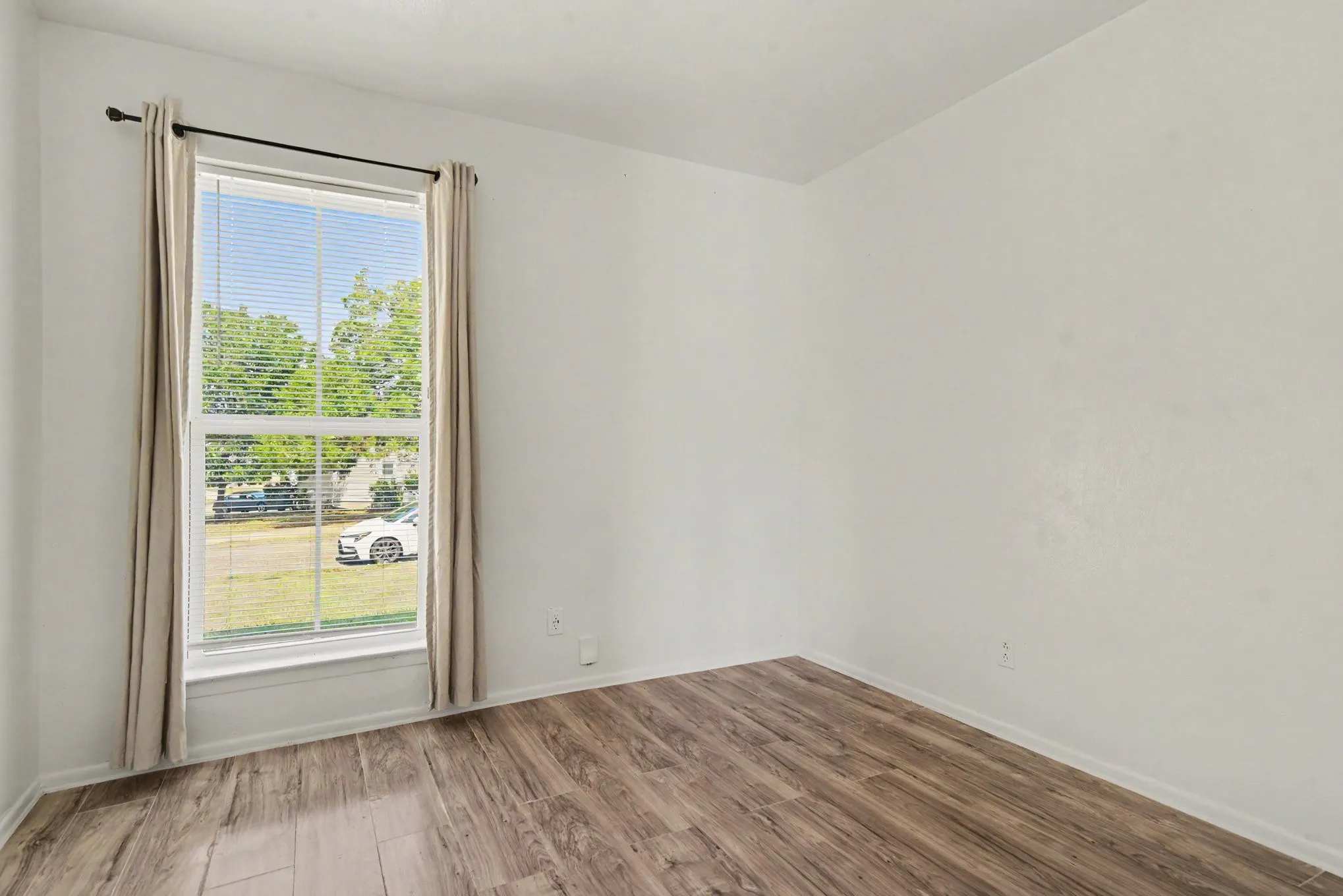 Single Family Residence For Sale in Dallas County , 2520 Candleberry Drive, Mesquite, Texas 75149, 3 Bedroom, 2 Bathroom, 1 Garage spaces, 1,000 Sqft, built in 1968, mls#21395232, Real Estate Agent in Mesquite, Homes For Sale in Dallas county, Homes For Sale in Mesquite, Realtor in Mesquite Texas, Real Estate Brokerage Independent Realty Texas, Luminita Cordes Realtor