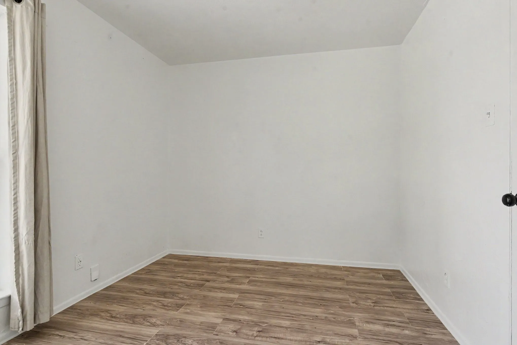 Single Family Residence For Sale in Dallas County , 2520 Candleberry Drive, Mesquite, Texas 75149, 3 Bedroom, 2 Bathroom, 1 Garage spaces, 1,000 Sqft, built in 1968, mls#21395232, Real Estate Agent in Mesquite, Homes For Sale in Dallas county, Homes For Sale in Mesquite, Realtor in Mesquite Texas, Real Estate Brokerage Independent Realty Texas, Luminita Cordes Realtor