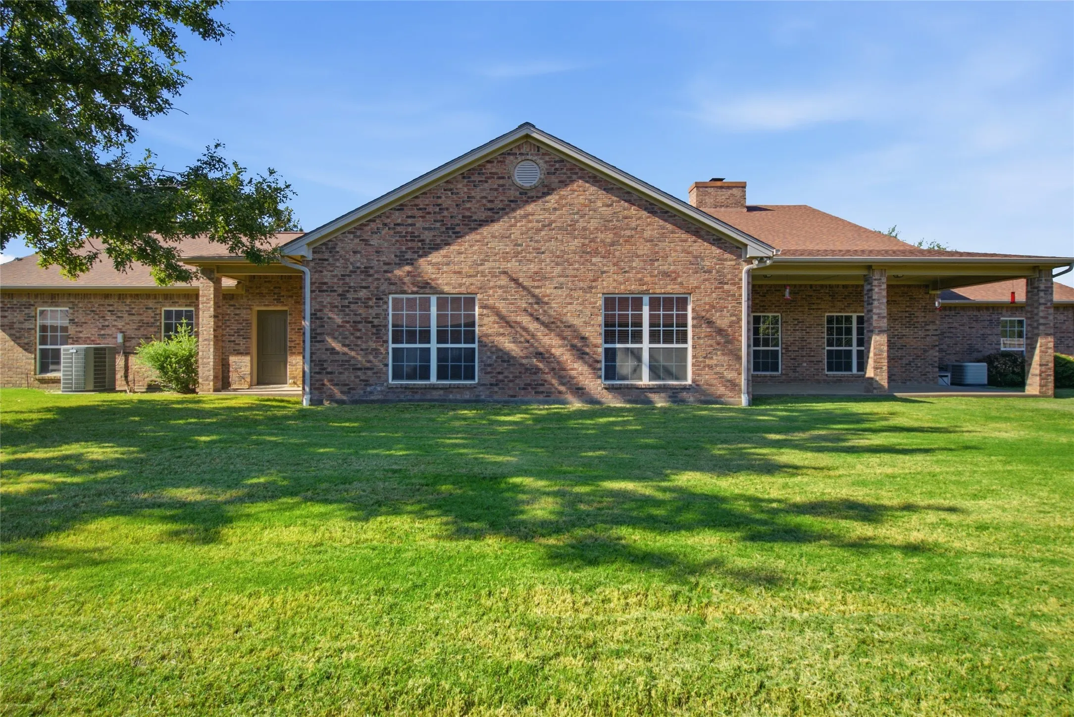 Single Family Residence For Sale in Erath County , 800 Cottonwood Court, Stephenville, Texas 76401, 4 Bedroom, 3 Bathroom, 2 Garage spaces, 3,263 Sqft, built in 2006, mls#21409458, Real Estate Agent in Stephenville, Homes For Sale in Erath county, Homes For Sale in Stephenville, Realtor in Stephenville Texas, Real Estate Brokerage Independent Realty Texas, Luminita Cordes Realtor
