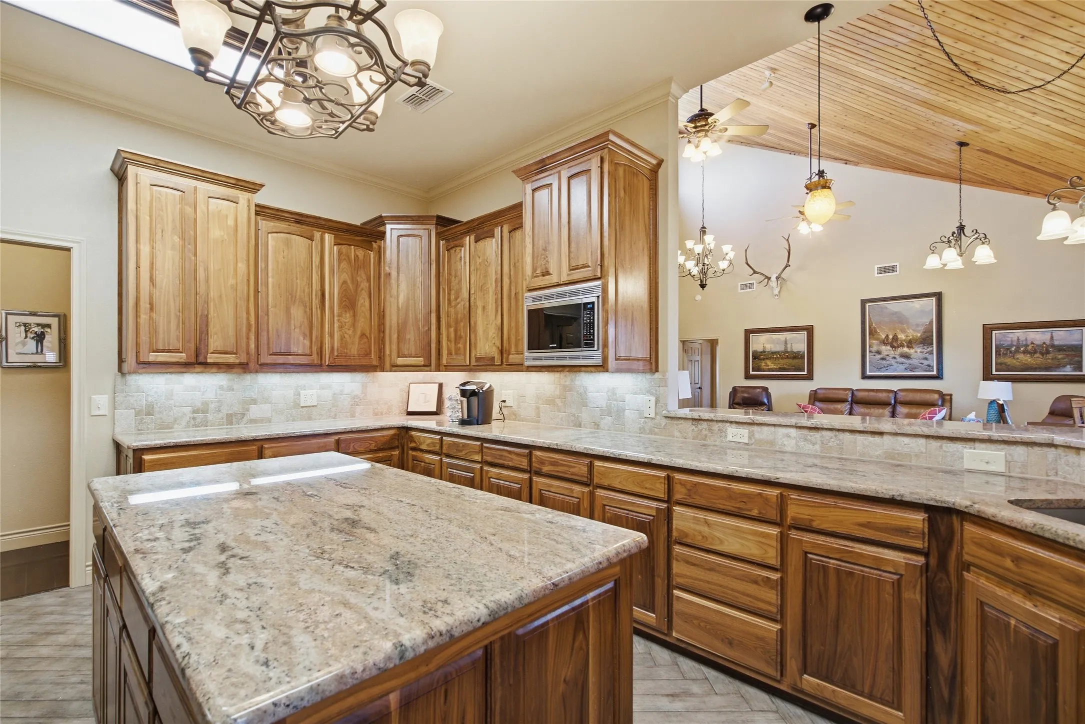 Single Family Residence For Sale in Erath County , 800 Cottonwood Court, Stephenville, Texas 76401, 4 Bedroom, 3 Bathroom, 2 Garage spaces, 3,263 Sqft, built in 2006, mls#21409458, Real Estate Agent in Stephenville, Homes For Sale in Erath county, Homes For Sale in Stephenville, Realtor in Stephenville Texas, Real Estate Brokerage Independent Realty Texas, Luminita Cordes Realtor