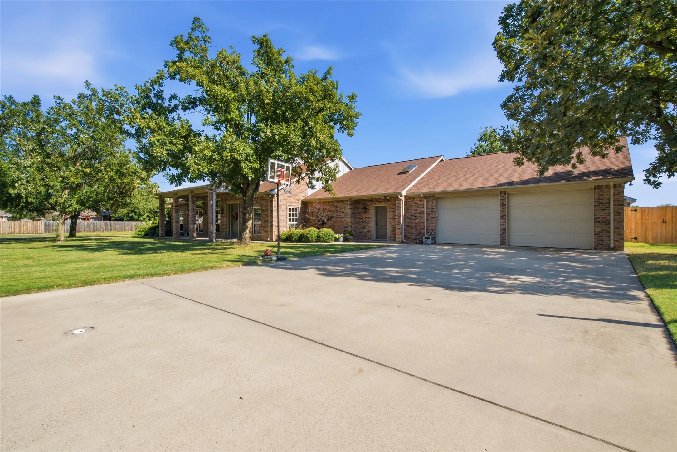 Single Family Residence For Sale in Erath County , 800 Cottonwood Court, Stephenville, Texas 76401, 4 Bedroom, 3 Bathroom, 2 Garage spaces, 3,263 Sqft, built in 2006, mls#21409458, Real Estate Agent in Stephenville, Homes For Sale in Erath county, Homes For Sale in Stephenville, Realtor in Stephenville Texas, Real Estate Brokerage Independent Realty Texas, Luminita Cordes Realtor