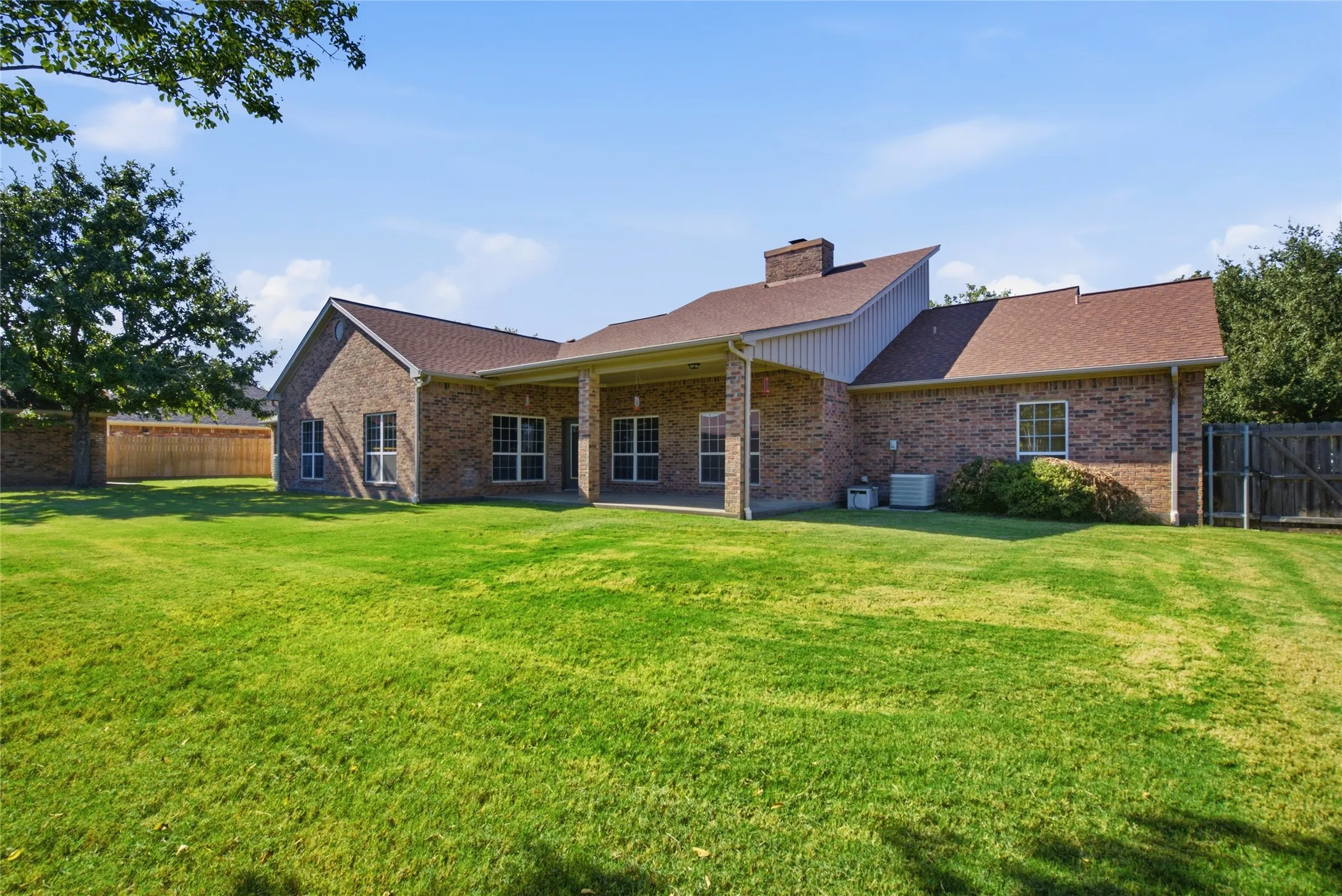 Single Family Residence For Sale in Erath County , 800 Cottonwood Court, Stephenville, Texas 76401, 4 Bedroom, 3 Bathroom, 2 Garage spaces, 3,263 Sqft, built in 2006, mls#21409458, Real Estate Agent in Stephenville, Homes For Sale in Erath county, Homes For Sale in Stephenville, Realtor in Stephenville Texas, Real Estate Brokerage Independent Realty Texas, Luminita Cordes Realtor
