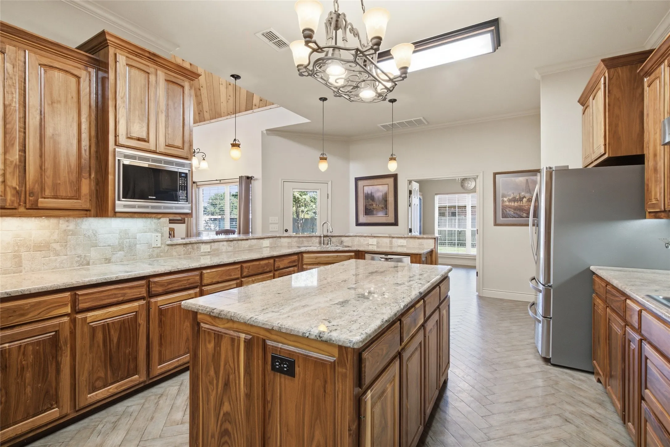 Single Family Residence For Sale in Erath County , 800 Cottonwood Court, Stephenville, Texas 76401, 4 Bedroom, 3 Bathroom, 2 Garage spaces, 3,263 Sqft, built in 2006, mls#21409458, Real Estate Agent in Stephenville, Homes For Sale in Erath county, Homes For Sale in Stephenville, Realtor in Stephenville Texas, Real Estate Brokerage Independent Realty Texas, Luminita Cordes Realtor