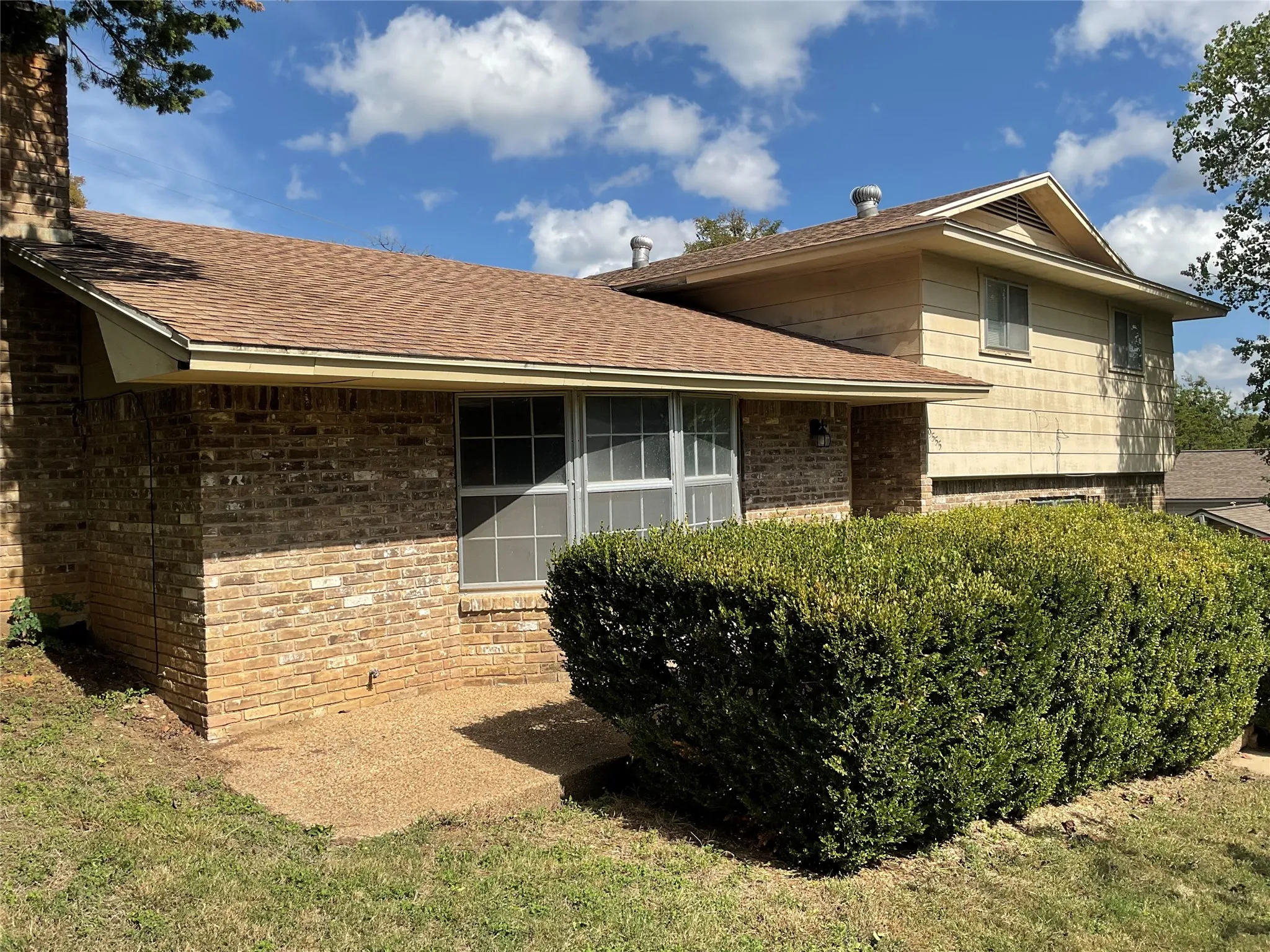 Single Family Residence For Sale in Mc Lennan County , 9555 Brookhollow Drive, Woodway, Texas 76712, 3 Bedroom, 2 Bathroom, 2 Garage spaces, 1,990 Sqft, built in 1975, mls#21401106, Real Estate Agent in Woodway, Homes For Sale in Mc Lennan county, Homes For Sale in Woodway, Realtor in Woodway Texas, Real Estate Brokerage Independent Realty Texas, Luminita Cordes Realtor