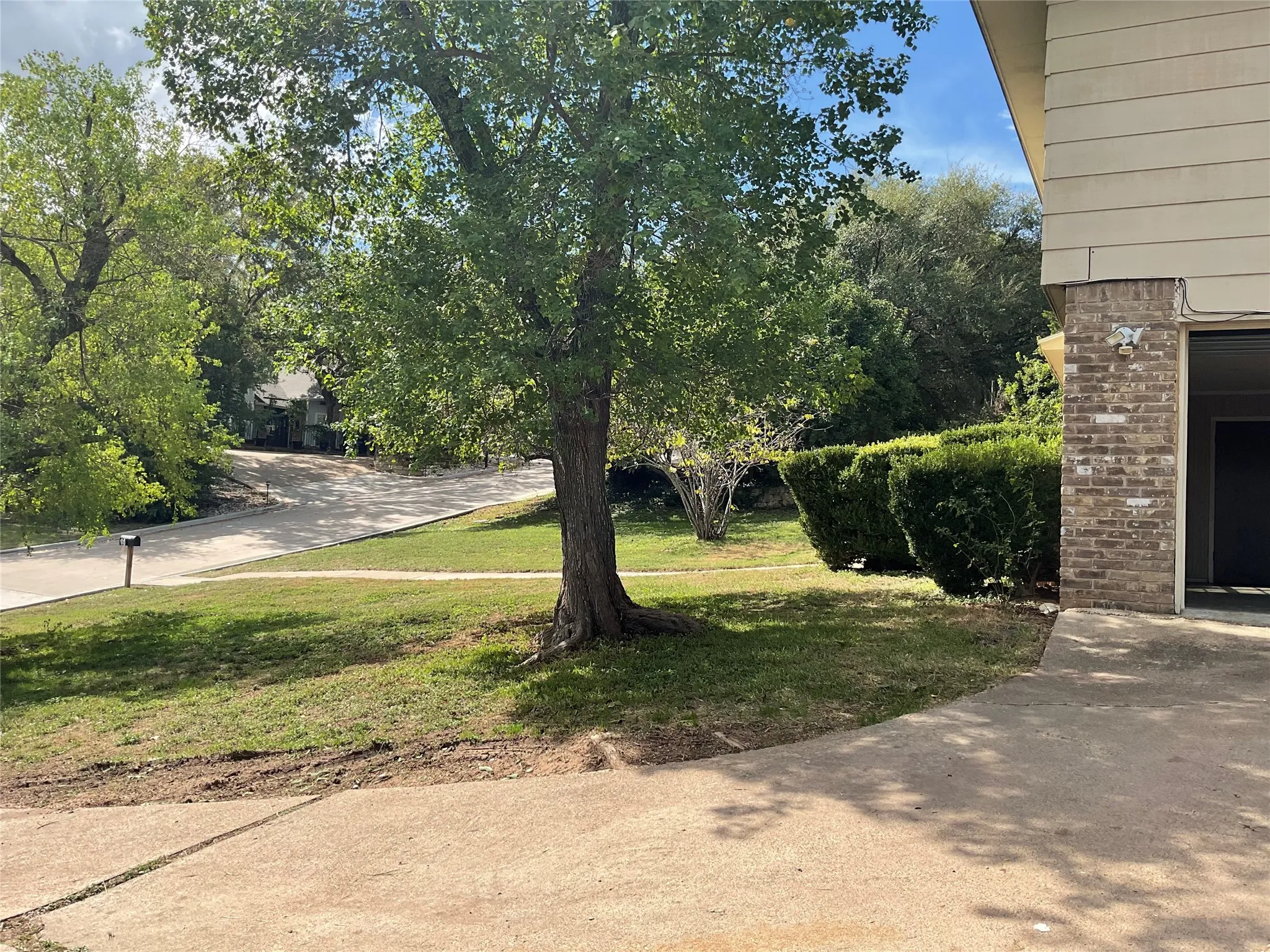 Single Family Residence For Sale in Mc Lennan County , 9555 Brookhollow Drive, Woodway, Texas 76712, 3 Bedroom, 2 Bathroom, 2 Garage spaces, 1,990 Sqft, built in 1975, mls#21401106, Real Estate Agent in Woodway, Homes For Sale in Mc Lennan county, Homes For Sale in Woodway, Realtor in Woodway Texas, Real Estate Brokerage Independent Realty Texas, Luminita Cordes Realtor