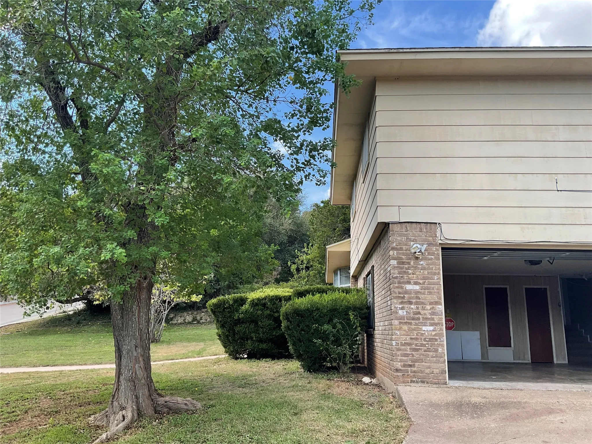 Single Family Residence For Sale in Mc Lennan County , 9555 Brookhollow Drive, Woodway, Texas 76712, 3 Bedroom, 2 Bathroom, 2 Garage spaces, 1,990 Sqft, built in 1975, mls#21401106, Real Estate Agent in Woodway, Homes For Sale in Mc Lennan county, Homes For Sale in Woodway, Realtor in Woodway Texas, Real Estate Brokerage Independent Realty Texas, Luminita Cordes Realtor