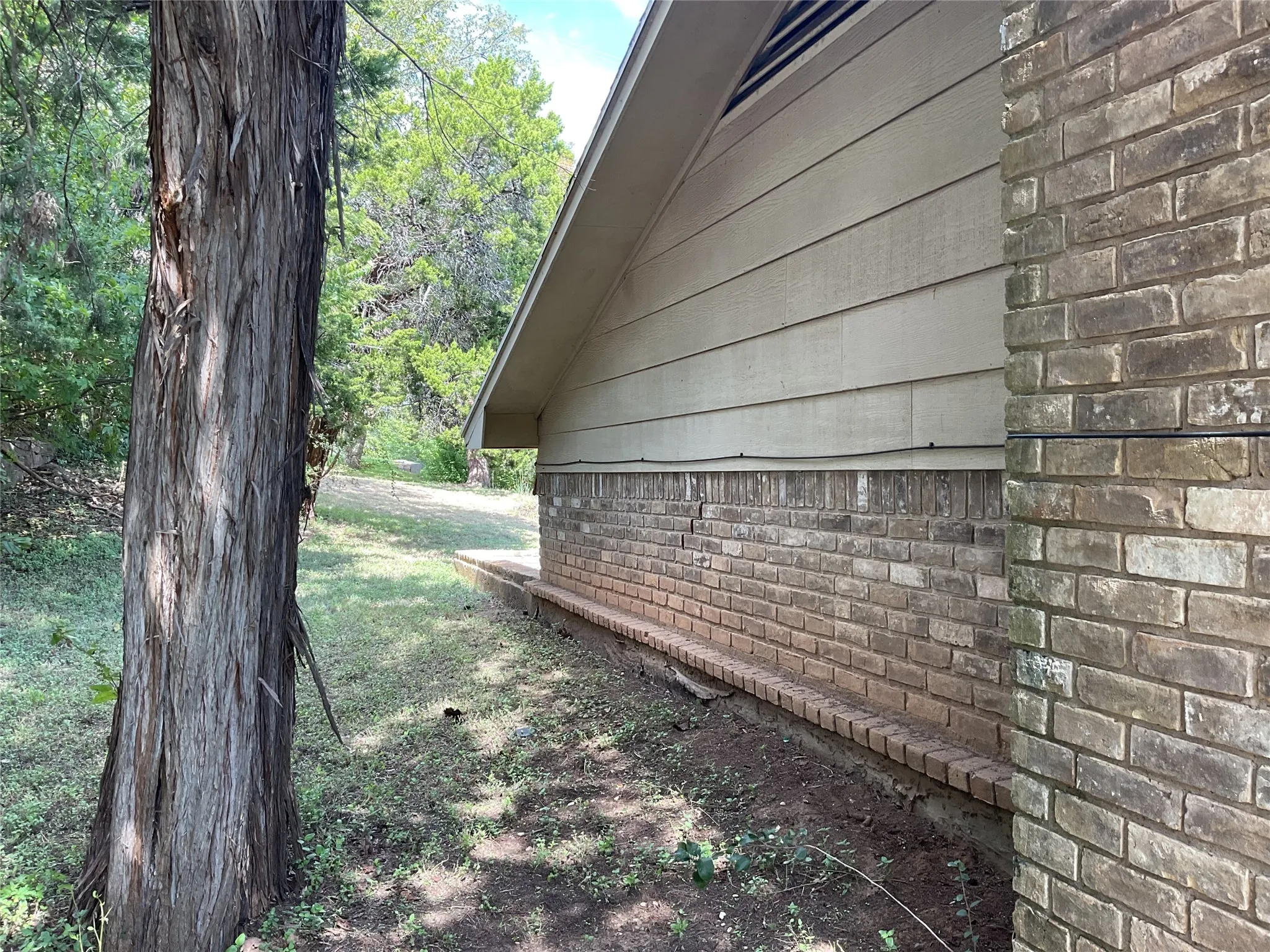 Single Family Residence For Sale in Mc Lennan County , 9555 Brookhollow Drive, Woodway, Texas 76712, 3 Bedroom, 2 Bathroom, 2 Garage spaces, 1,990 Sqft, built in 1975, mls#21401106, Real Estate Agent in Woodway, Homes For Sale in Mc Lennan county, Homes For Sale in Woodway, Realtor in Woodway Texas, Real Estate Brokerage Independent Realty Texas, Luminita Cordes Realtor