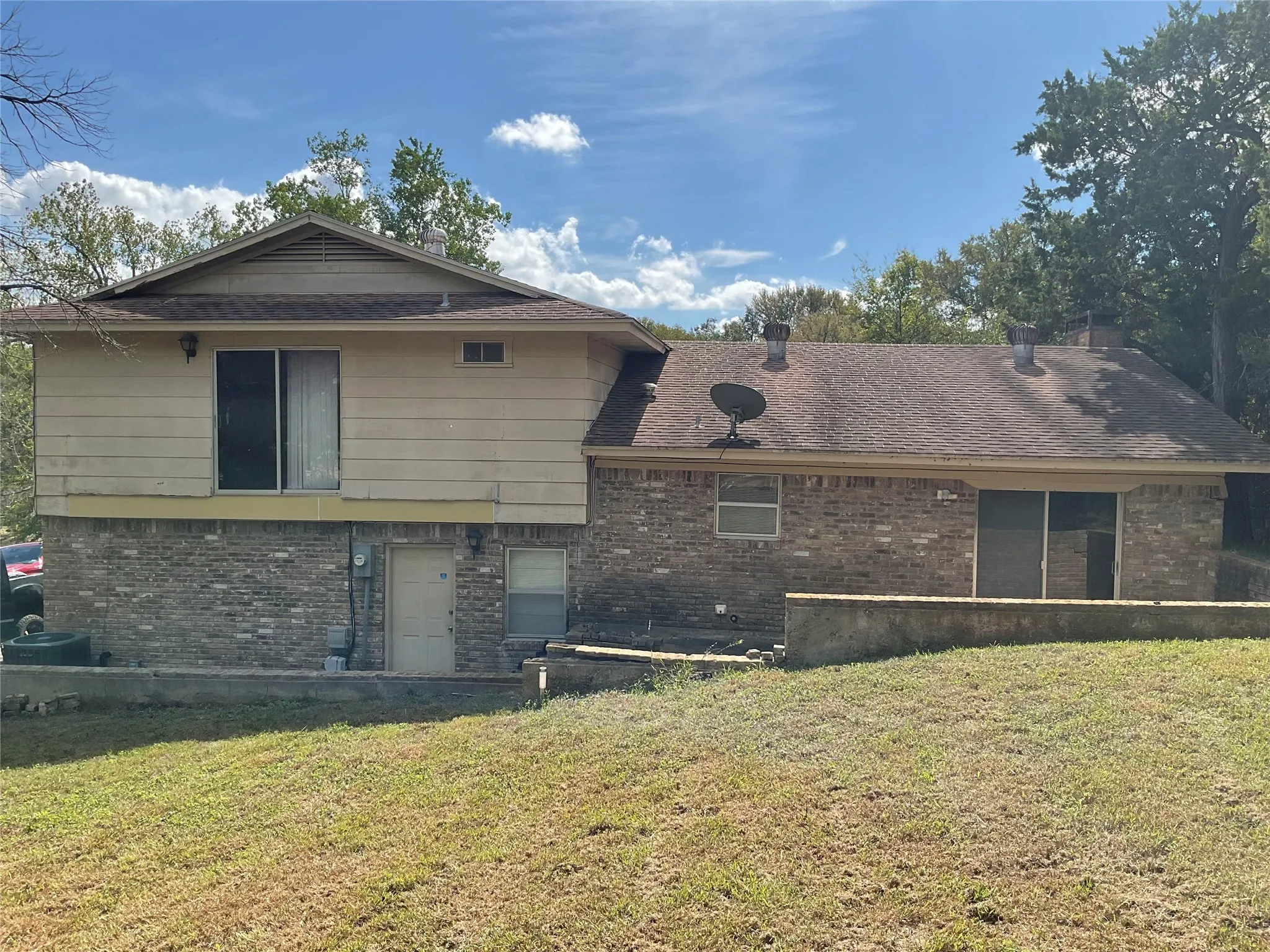 Single Family Residence For Sale in Mc Lennan County , 9555 Brookhollow Drive, Woodway, Texas 76712, 3 Bedroom, 2 Bathroom, 2 Garage spaces, 1,990 Sqft, built in 1975, mls#21401106, Real Estate Agent in Woodway, Homes For Sale in Mc Lennan county, Homes For Sale in Woodway, Realtor in Woodway Texas, Real Estate Brokerage Independent Realty Texas, Luminita Cordes Realtor