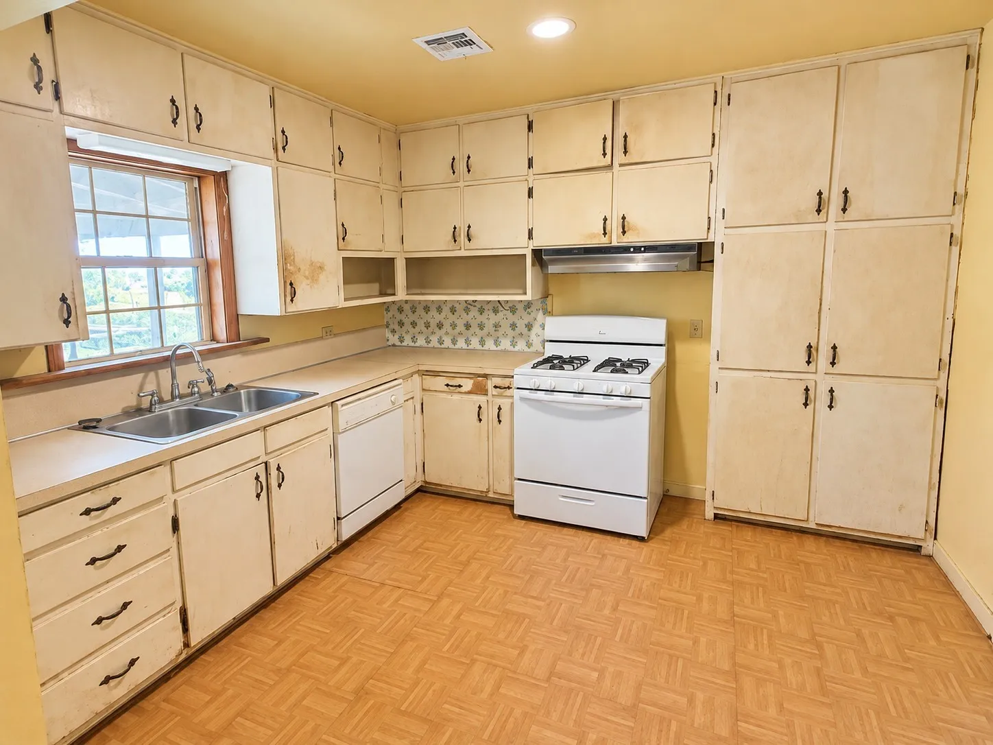Single Family Residence For Sale in Mc Lennan County , 512 E Charles Street, Riesel, Texas 76682, 4 Bedroom, 1 Bathroom, Garage spaces, 1,416 Sqft, built in 1961, mls#21409901, Real Estate Agent in Riesel, Homes For Sale in Mc Lennan county, Homes For Sale in Riesel, Realtor in Riesel Texas, Real Estate Brokerage Independent Realty Texas, Luminita Cordes Realtor