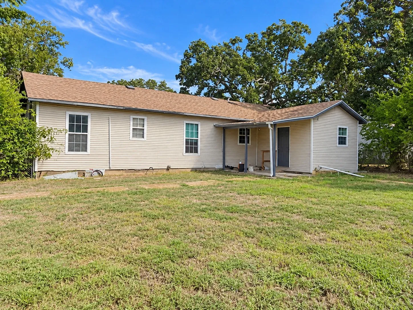 Single Family Residence For Sale in Mc Lennan County , 512 E Charles Street, Riesel, Texas 76682, 4 Bedroom, 1 Bathroom, Garage spaces, 1,416 Sqft, built in 1961, mls#21409901, Real Estate Agent in Riesel, Homes For Sale in Mc Lennan county, Homes For Sale in Riesel, Realtor in Riesel Texas, Real Estate Brokerage Independent Realty Texas, Luminita Cordes Realtor