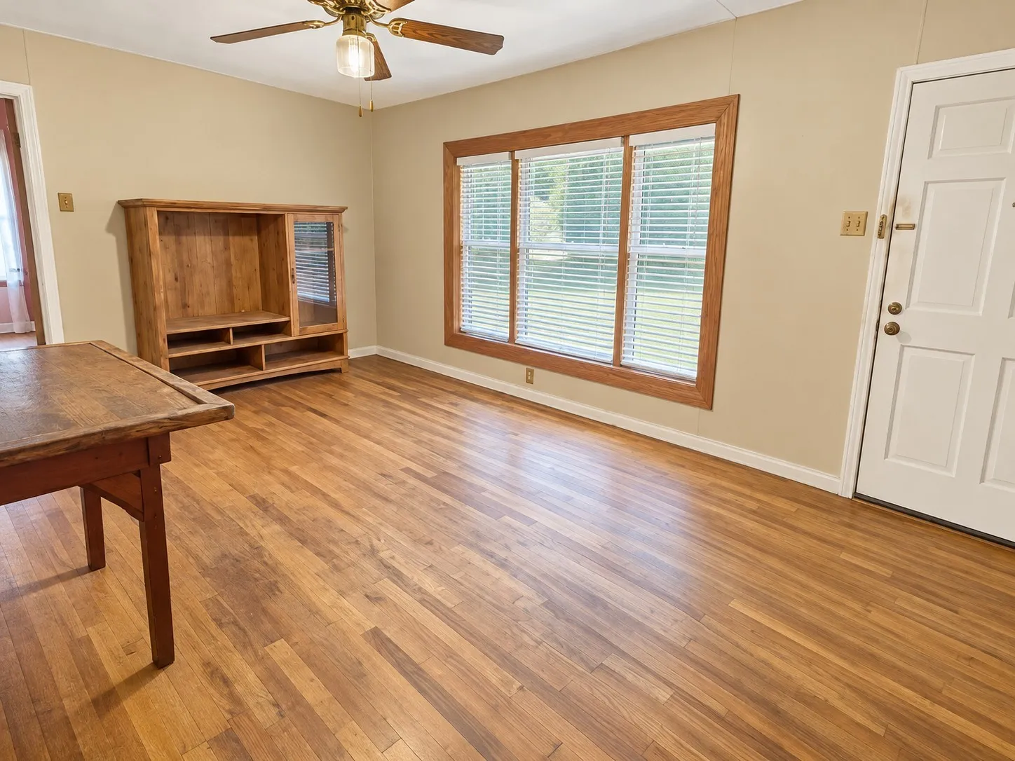 Single Family Residence For Sale in Mc Lennan County , 512 E Charles Street, Riesel, Texas 76682, 4 Bedroom, 1 Bathroom, Garage spaces, 1,416 Sqft, built in 1961, mls#21409901, Real Estate Agent in Riesel, Homes For Sale in Mc Lennan county, Homes For Sale in Riesel, Realtor in Riesel Texas, Real Estate Brokerage Independent Realty Texas, Luminita Cordes Realtor
