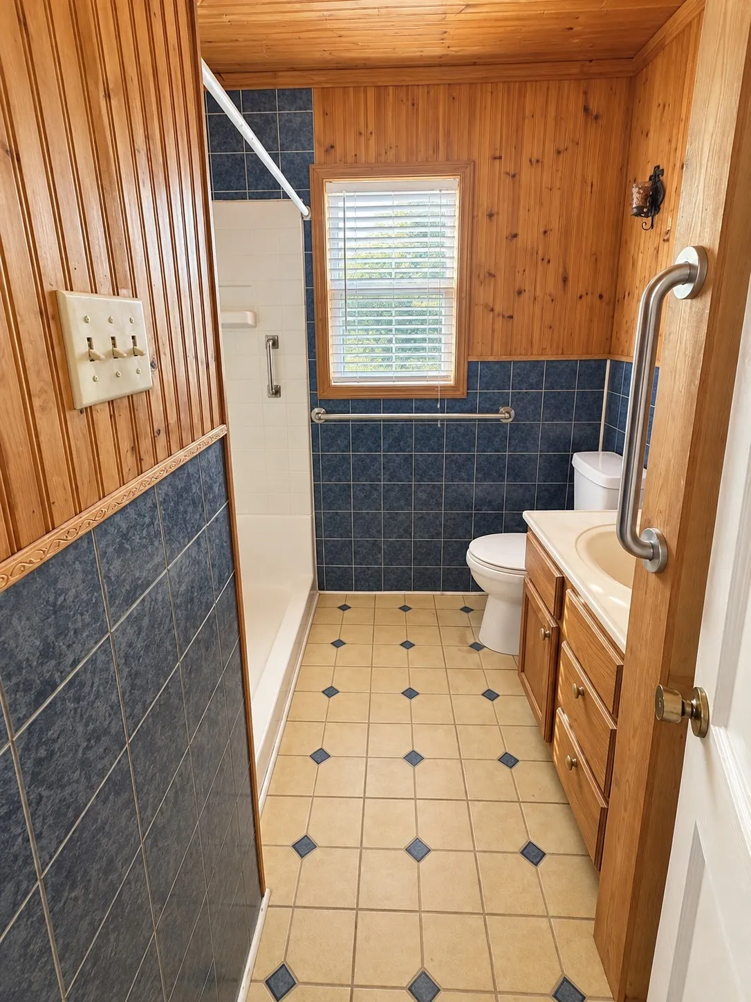 Single Family Residence For Sale in Mc Lennan County , 512 E Charles Street, Riesel, Texas 76682, 4 Bedroom, 1 Bathroom, Garage spaces, 1,416 Sqft, built in 1961, mls#21409901, Real Estate Agent in Riesel, Homes For Sale in Mc Lennan county, Homes For Sale in Riesel, Realtor in Riesel Texas, Real Estate Brokerage Independent Realty Texas, Luminita Cordes Realtor