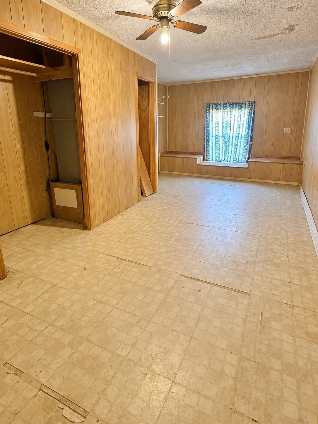 Single Family Residence For Sale in Mc Lennan County , 512 E Charles Street, Riesel, Texas 76682, 4 Bedroom, 1 Bathroom, Garage spaces, 1,416 Sqft, built in 1961, mls#21409901, Real Estate Agent in Riesel, Homes For Sale in Mc Lennan county, Homes For Sale in Riesel, Realtor in Riesel Texas, Real Estate Brokerage Independent Realty Texas, Luminita Cordes Realtor