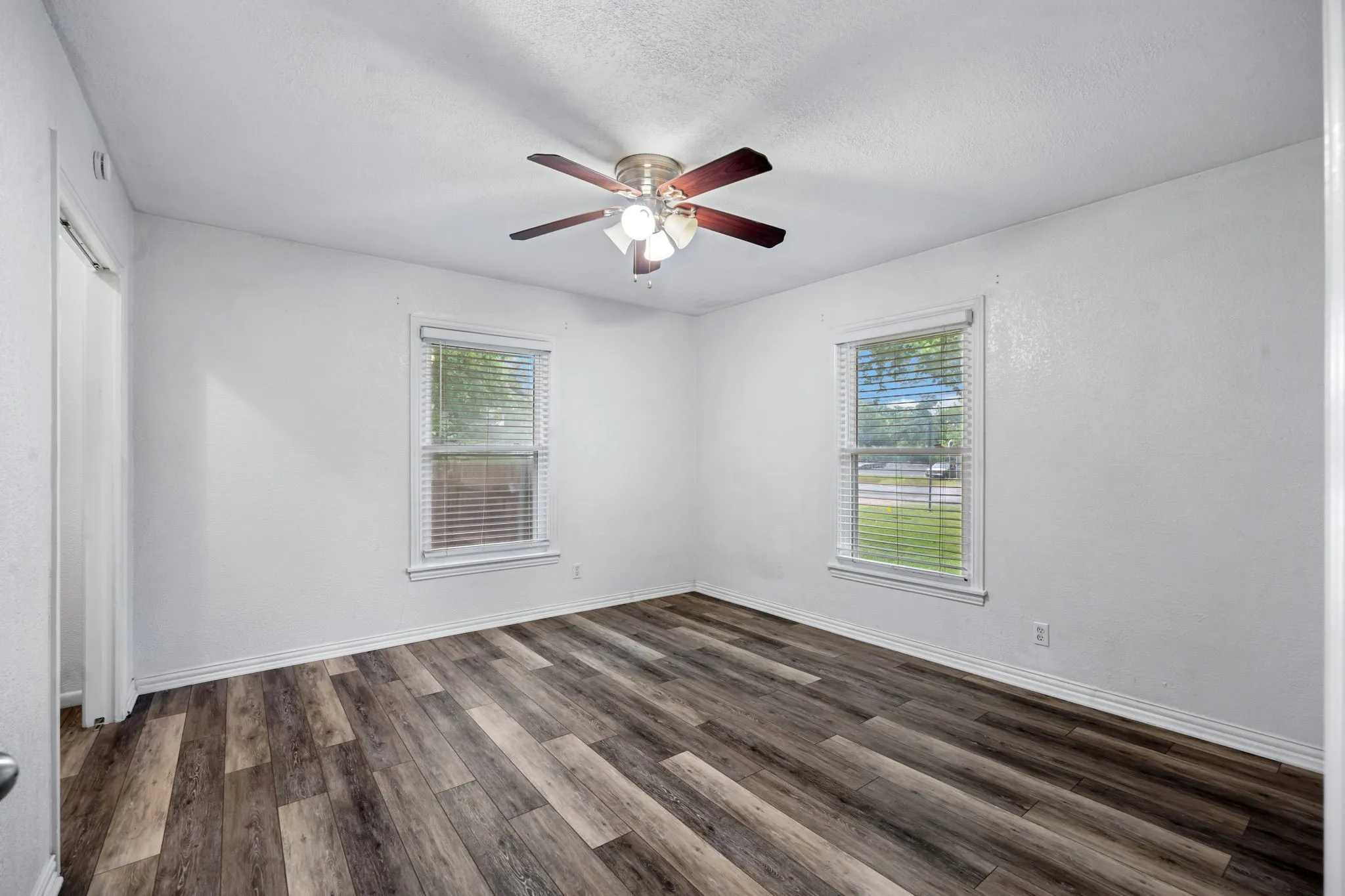 Single Family Residence For Sale in Denton County , 421 S 1st Street, Krum, Texas 76249, 3 Bedroom, 2 Bathroom, 1 Garage spaces, 1,384 Sqft, built in 1971, mls#21408356, Real Estate Agent in Krum, Homes For Sale in Denton county, Homes For Sale in Krum, Realtor in Krum Texas, Real Estate Brokerage Independent Realty Texas, Luminita Cordes Realtor