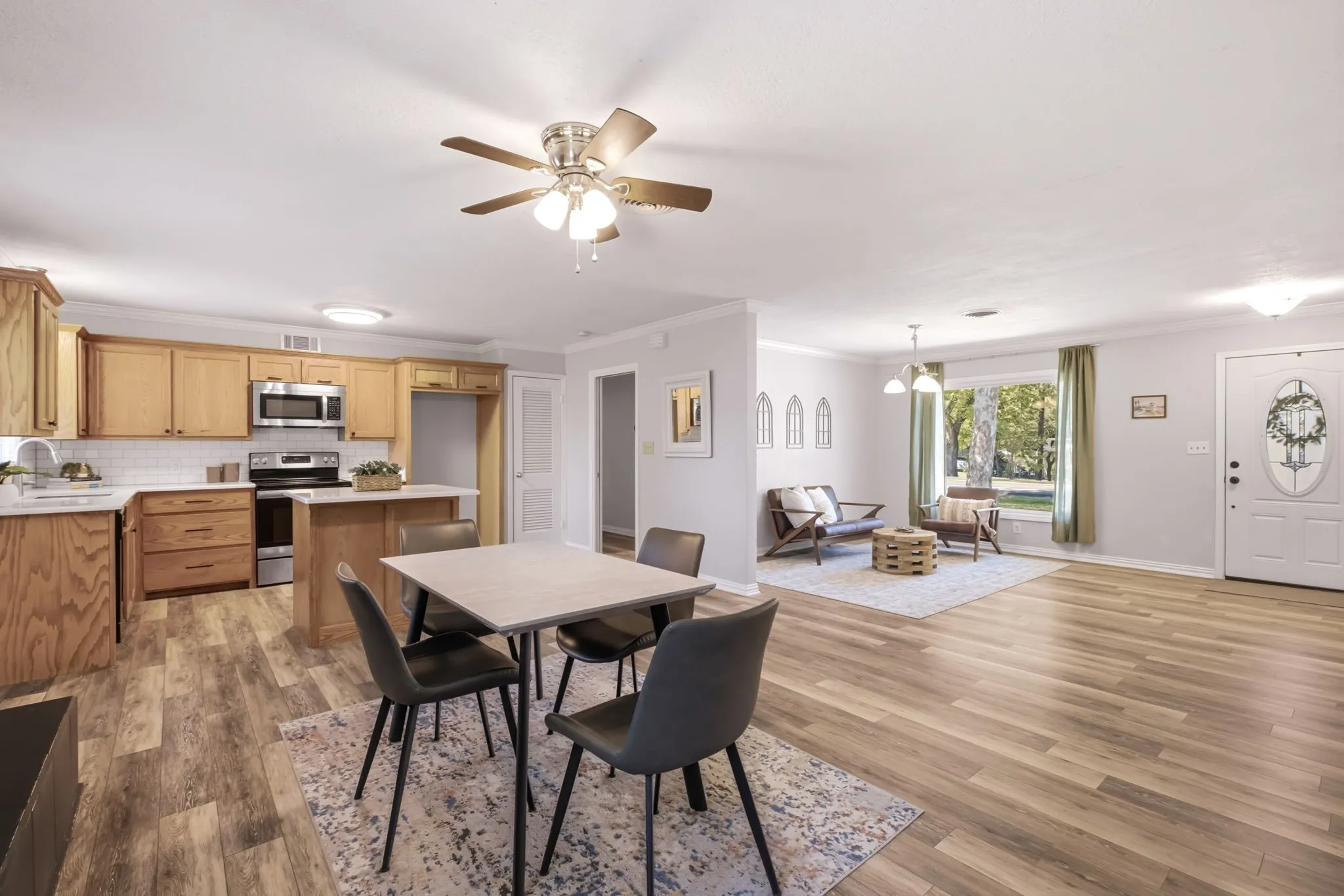 Single Family Residence For Sale in Denton County , 421 S 1st Street, Krum, Texas 76249, 3 Bedroom, 2 Bathroom, 1 Garage spaces, 1,384 Sqft, built in 1971, mls#21408356, Real Estate Agent in Krum, Homes For Sale in Denton county, Homes For Sale in Krum, Realtor in Krum Texas, Real Estate Brokerage Independent Realty Texas, Luminita Cordes Realtor