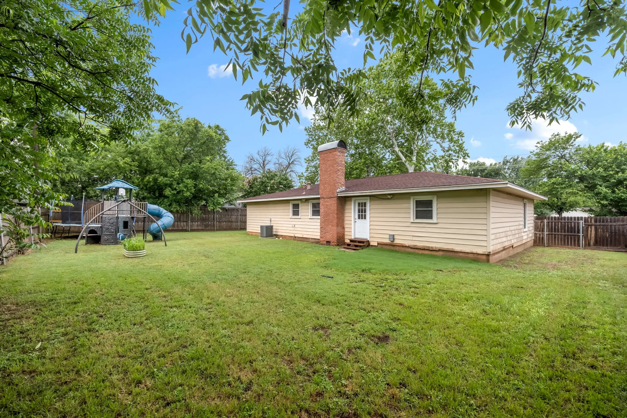 Single Family Residence For Sale in Denton County , 421 S 1st Street, Krum, Texas 76249, 3 Bedroom, 2 Bathroom, 1 Garage spaces, 1,384 Sqft, built in 1971, mls#21408356, Real Estate Agent in Krum, Homes For Sale in Denton county, Homes For Sale in Krum, Realtor in Krum Texas, Real Estate Brokerage Independent Realty Texas, Luminita Cordes Realtor