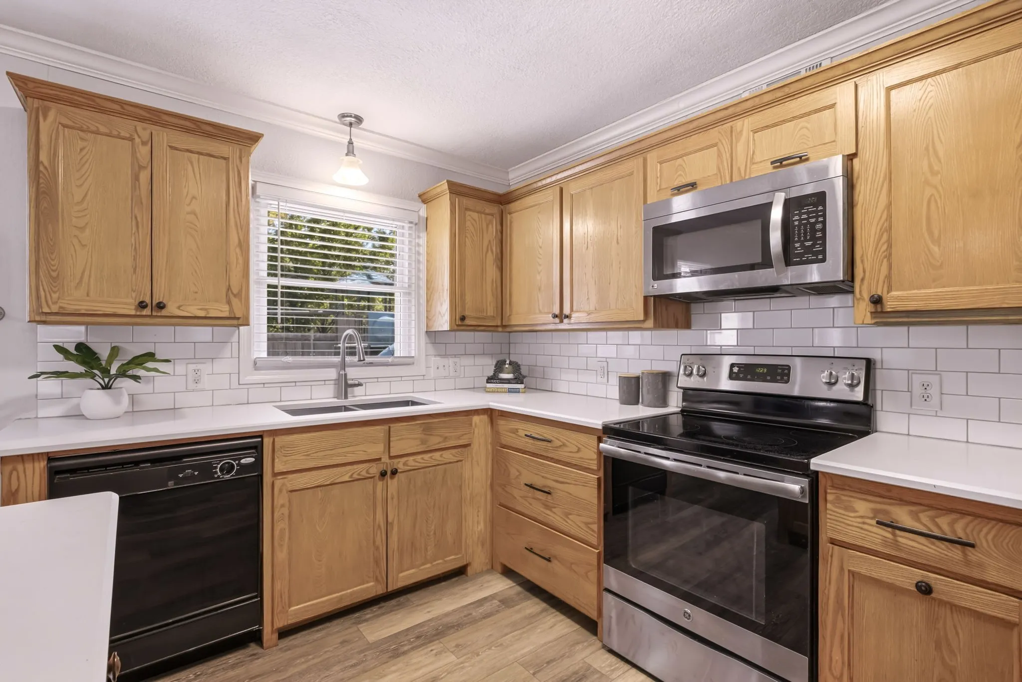 Single Family Residence For Sale in Denton County , 421 S 1st Street, Krum, Texas 76249, 3 Bedroom, 2 Bathroom, 1 Garage spaces, 1,384 Sqft, built in 1971, mls#21408356, Real Estate Agent in Krum, Homes For Sale in Denton county, Homes For Sale in Krum, Realtor in Krum Texas, Real Estate Brokerage Independent Realty Texas, Luminita Cordes Realtor