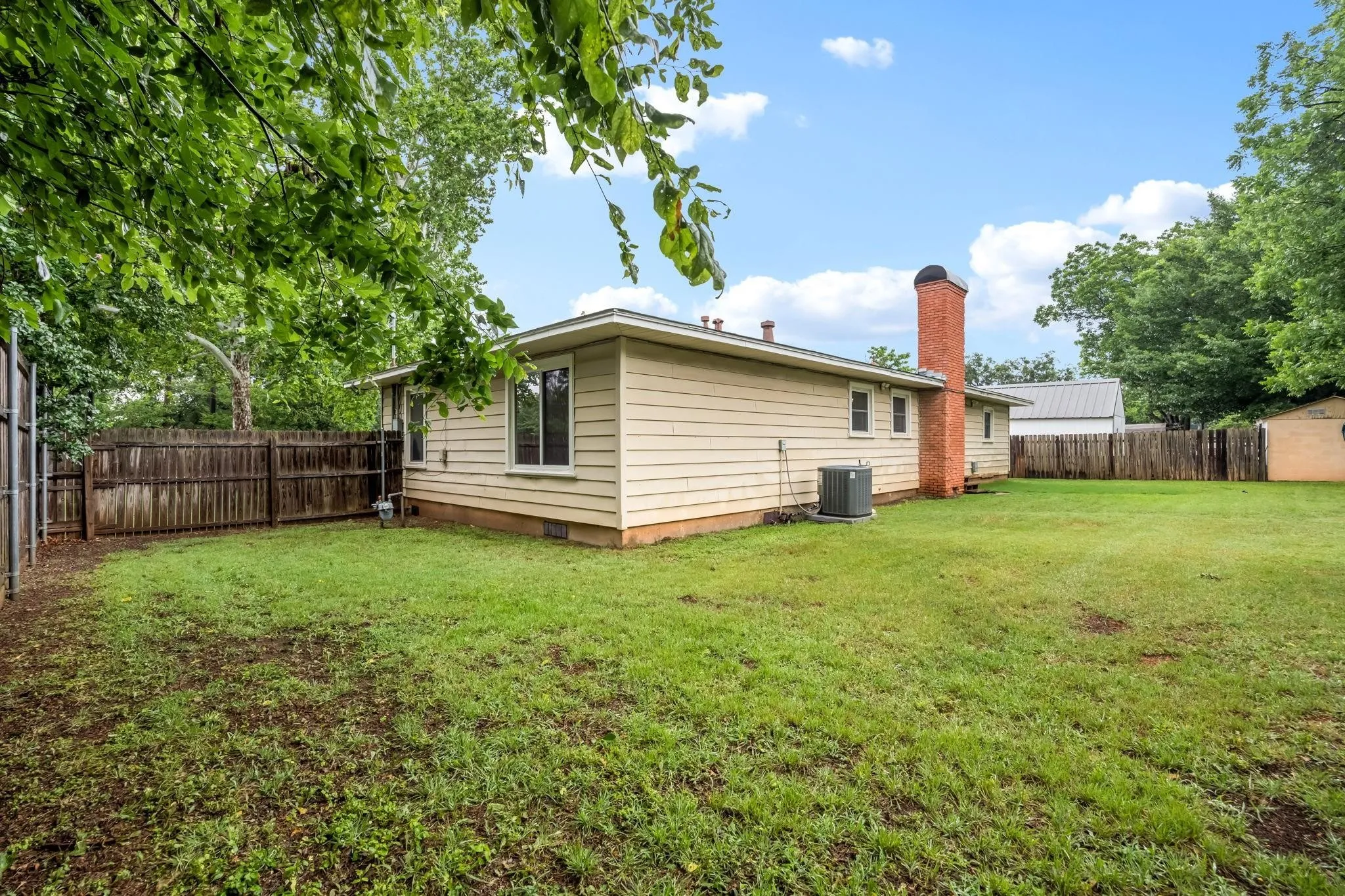 Single Family Residence For Sale in Denton County , 421 S 1st Street, Krum, Texas 76249, 3 Bedroom, 2 Bathroom, 1 Garage spaces, 1,384 Sqft, built in 1971, mls#21408356, Real Estate Agent in Krum, Homes For Sale in Denton county, Homes For Sale in Krum, Realtor in Krum Texas, Real Estate Brokerage Independent Realty Texas, Luminita Cordes Realtor