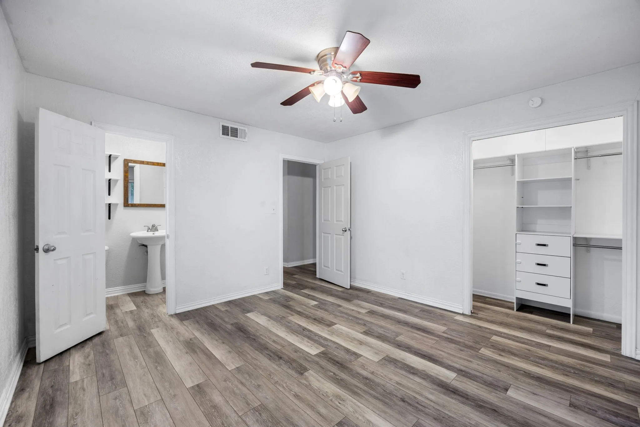 Single Family Residence For Sale in Denton County , 421 S 1st Street, Krum, Texas 76249, 3 Bedroom, 2 Bathroom, 1 Garage spaces, 1,384 Sqft, built in 1971, mls#21408356, Real Estate Agent in Krum, Homes For Sale in Denton county, Homes For Sale in Krum, Realtor in Krum Texas, Real Estate Brokerage Independent Realty Texas, Luminita Cordes Realtor