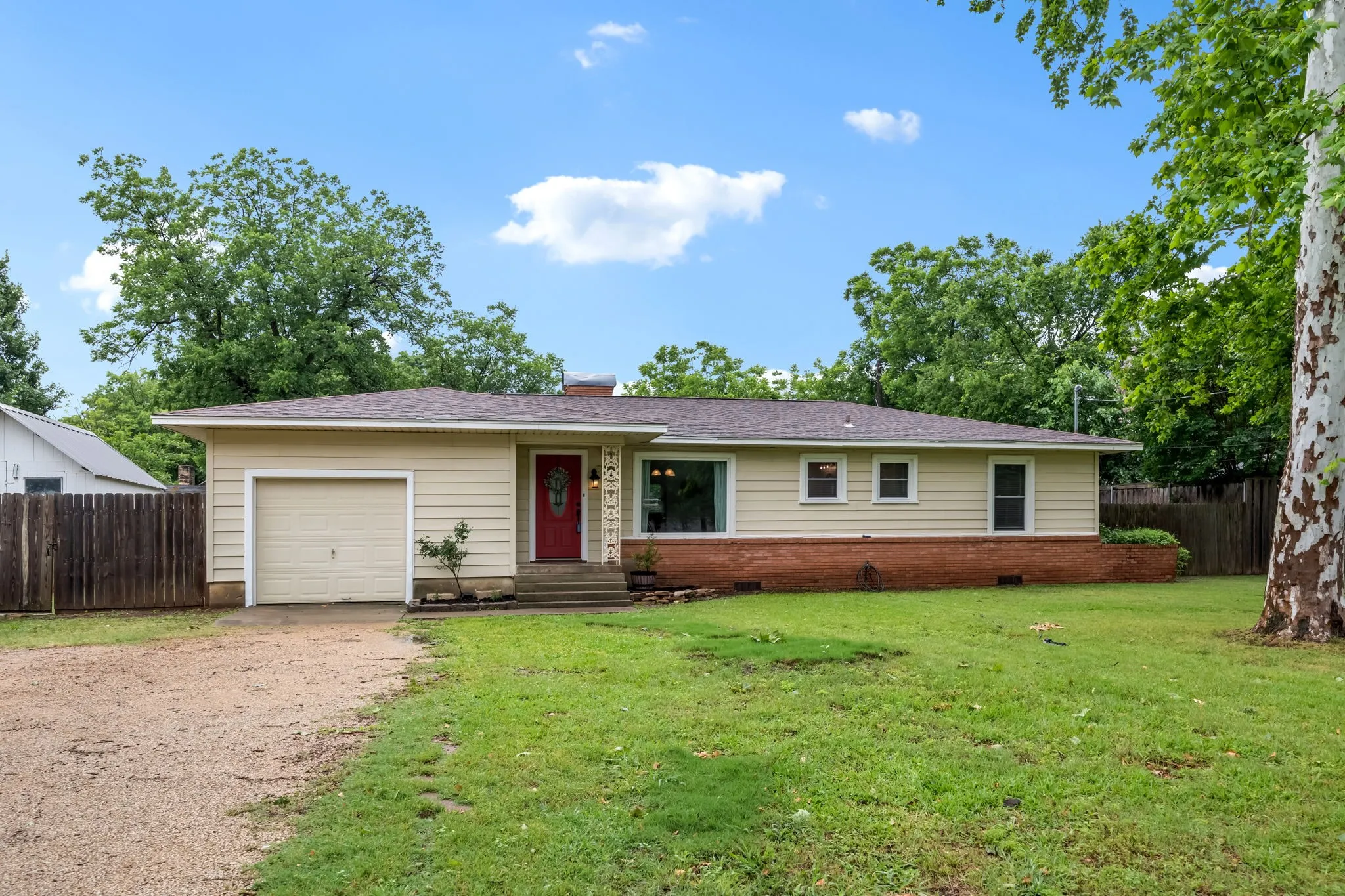 Single Family Residence For Sale in Denton County , 421 S 1st Street, Krum, Texas 76249, 3 Bedroom, 2 Bathroom, 1 Garage spaces, 1,384 Sqft, built in 1971, mls#21408356, Real Estate Agent in Krum, Homes For Sale in Denton county, Homes For Sale in Krum, Realtor in Krum Texas, Real Estate Brokerage Independent Realty Texas, Luminita Cordes Realtor