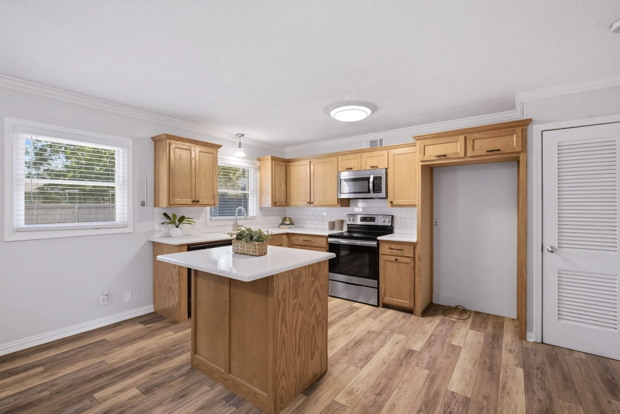 Single Family Residence For Sale in Denton County , 421 S 1st Street, Krum, Texas 76249, 3 Bedroom, 2 Bathroom, 1 Garage spaces, 1,384 Sqft, built in 1971, mls#21408356, Real Estate Agent in Krum, Homes For Sale in Denton county, Homes For Sale in Krum, Realtor in Krum Texas, Real Estate Brokerage Independent Realty Texas, Luminita Cordes Realtor