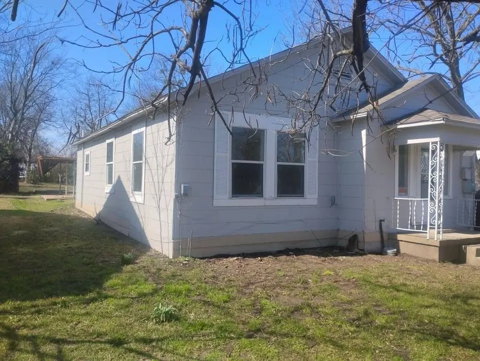 Single Family Residence For Rent in Red River (TX) County , 1104 S Columbia Street, Clarksville, Texas 75426, 3 Bedroom, 2 Bathroom, Garage spaces, 1,121 Sqft, built in 1938, mls#21409914, Real Estate Agent in Clarksville, Homes For Rent in Red River (TX) county, Homes For Rent in Clarksville, Realtor in Clarksville Texas, Real Estate Brokerage Independent Realty Texas, Luminita Cordes Realtor
