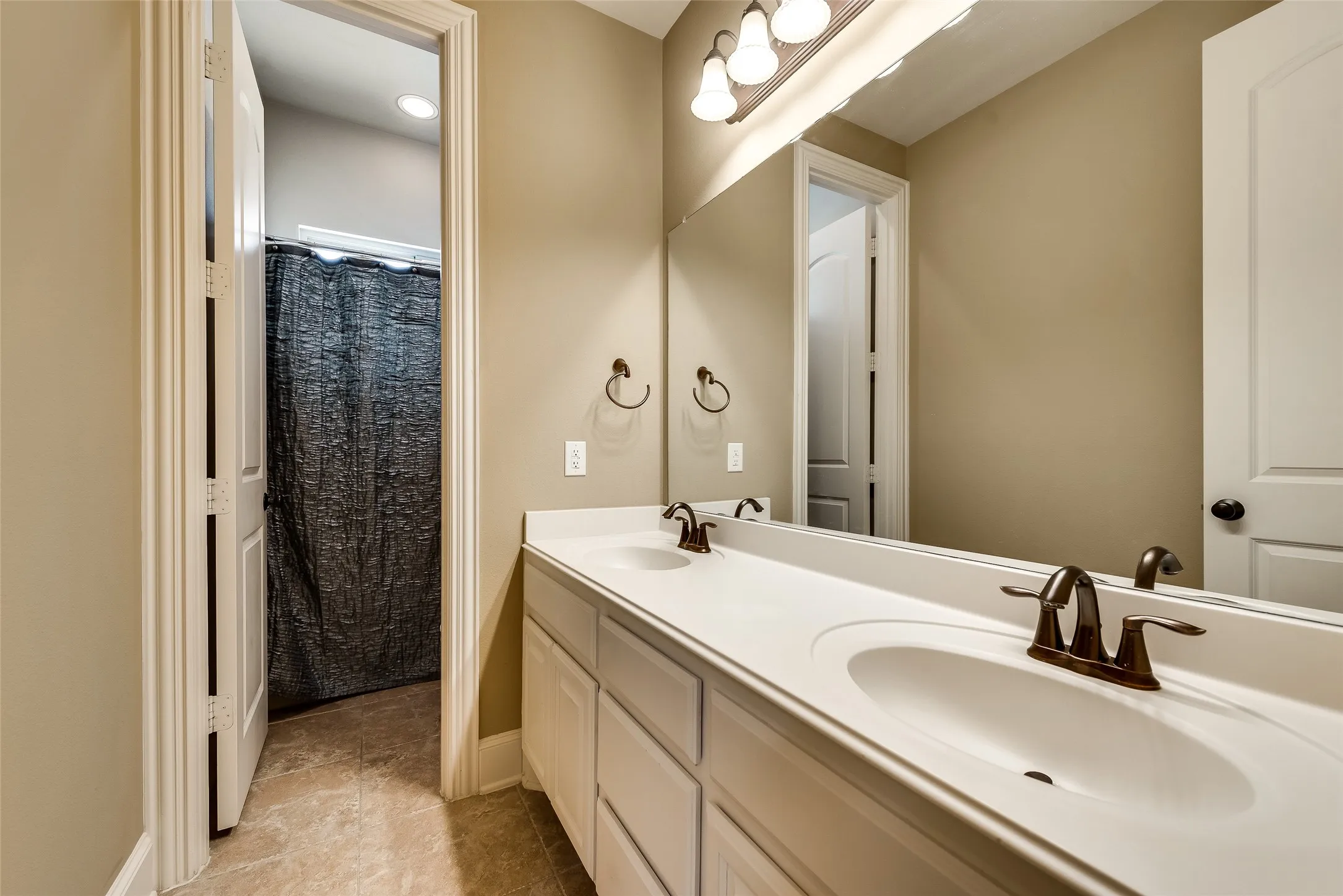 Single Family Residence For Rent in Denton County , 2501 Lady Viviane Lane, Lewisville, Texas 75056, 3 Bedroom, 2 Bathroom, 2 Garage spaces, 2,150 Sqft, built in 2008, mls#21409916, Real Estate Agent in Lewisville, Homes For Rent in Denton county, Homes For Rent in Lewisville, Realtor in Lewisville Texas, Real Estate Brokerage Independent Realty Texas, Luminita Cordes Realtor