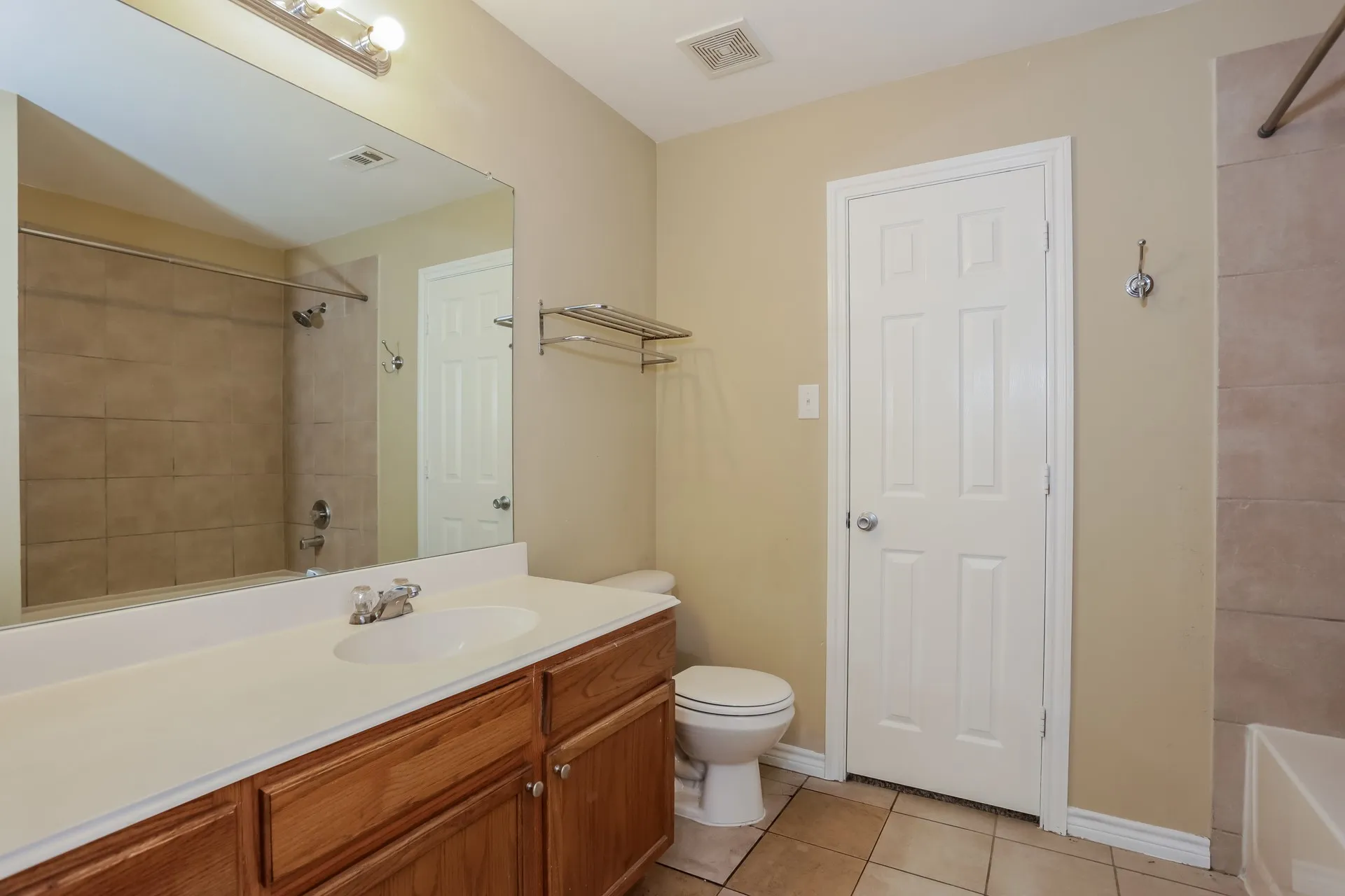 Single Family Residence For Rent in Tarrant County , 3966 Oceanside Drive, Euless, Texas 76040, 3 Bedroom, 3 Bathroom, 1 Garage spaces, 1,756 Sqft, built in 2004, mls#21409935, Real Estate Agent in Euless, Homes For Rent in Tarrant county, Homes For Rent in Euless, Realtor in Euless Texas, Real Estate Brokerage Independent Realty Texas, Luminita Cordes Realtor