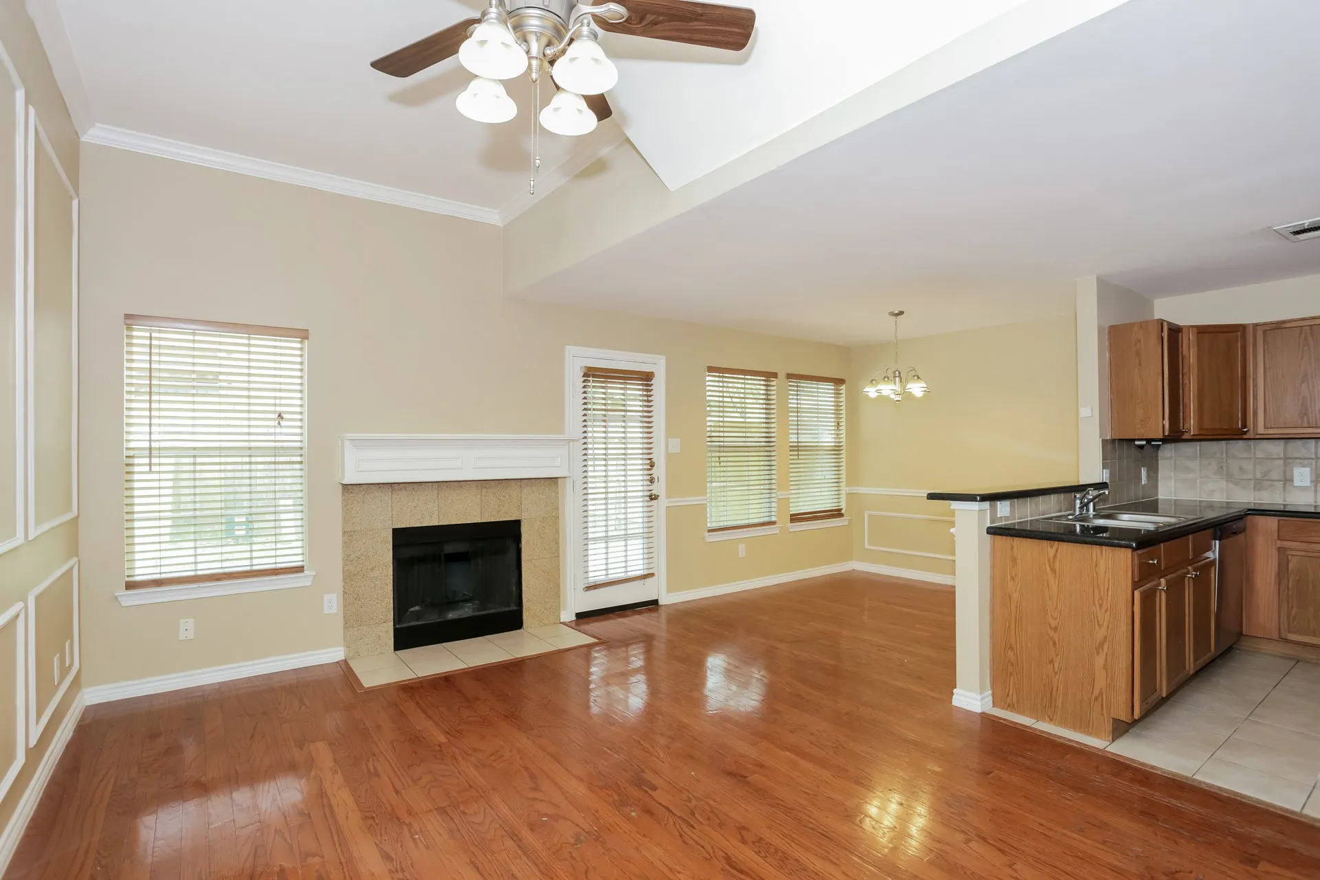 Single Family Residence For Rent in Tarrant County , 3966 Oceanside Drive, Euless, Texas 76040, 3 Bedroom, 3 Bathroom, 1 Garage spaces, 1,756 Sqft, built in 2004, mls#21409935, Real Estate Agent in Euless, Homes For Rent in Tarrant county, Homes For Rent in Euless, Realtor in Euless Texas, Real Estate Brokerage Independent Realty Texas, Luminita Cordes Realtor