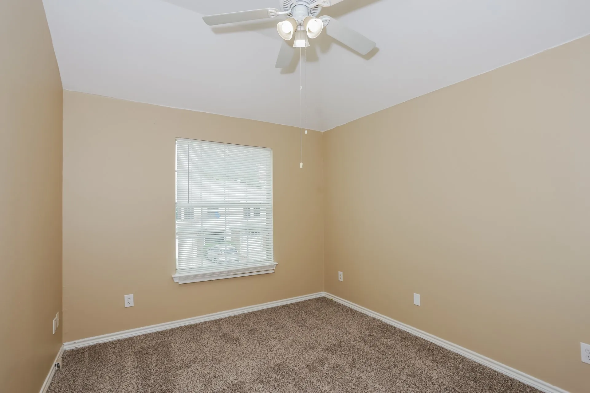 Single Family Residence For Rent in Tarrant County , 3966 Oceanside Drive, Euless, Texas 76040, 3 Bedroom, 3 Bathroom, 1 Garage spaces, 1,756 Sqft, built in 2004, mls#21409935, Real Estate Agent in Euless, Homes For Rent in Tarrant county, Homes For Rent in Euless, Realtor in Euless Texas, Real Estate Brokerage Independent Realty Texas, Luminita Cordes Realtor