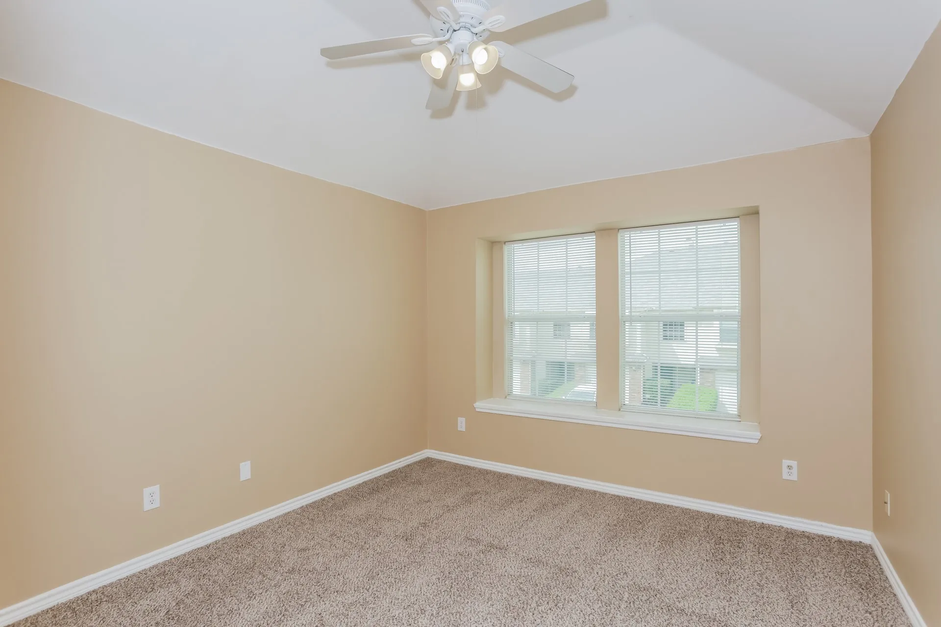 Single Family Residence For Rent in Tarrant County , 3966 Oceanside Drive, Euless, Texas 76040, 3 Bedroom, 3 Bathroom, 1 Garage spaces, 1,756 Sqft, built in 2004, mls#21409935, Real Estate Agent in Euless, Homes For Rent in Tarrant county, Homes For Rent in Euless, Realtor in Euless Texas, Real Estate Brokerage Independent Realty Texas, Luminita Cordes Realtor