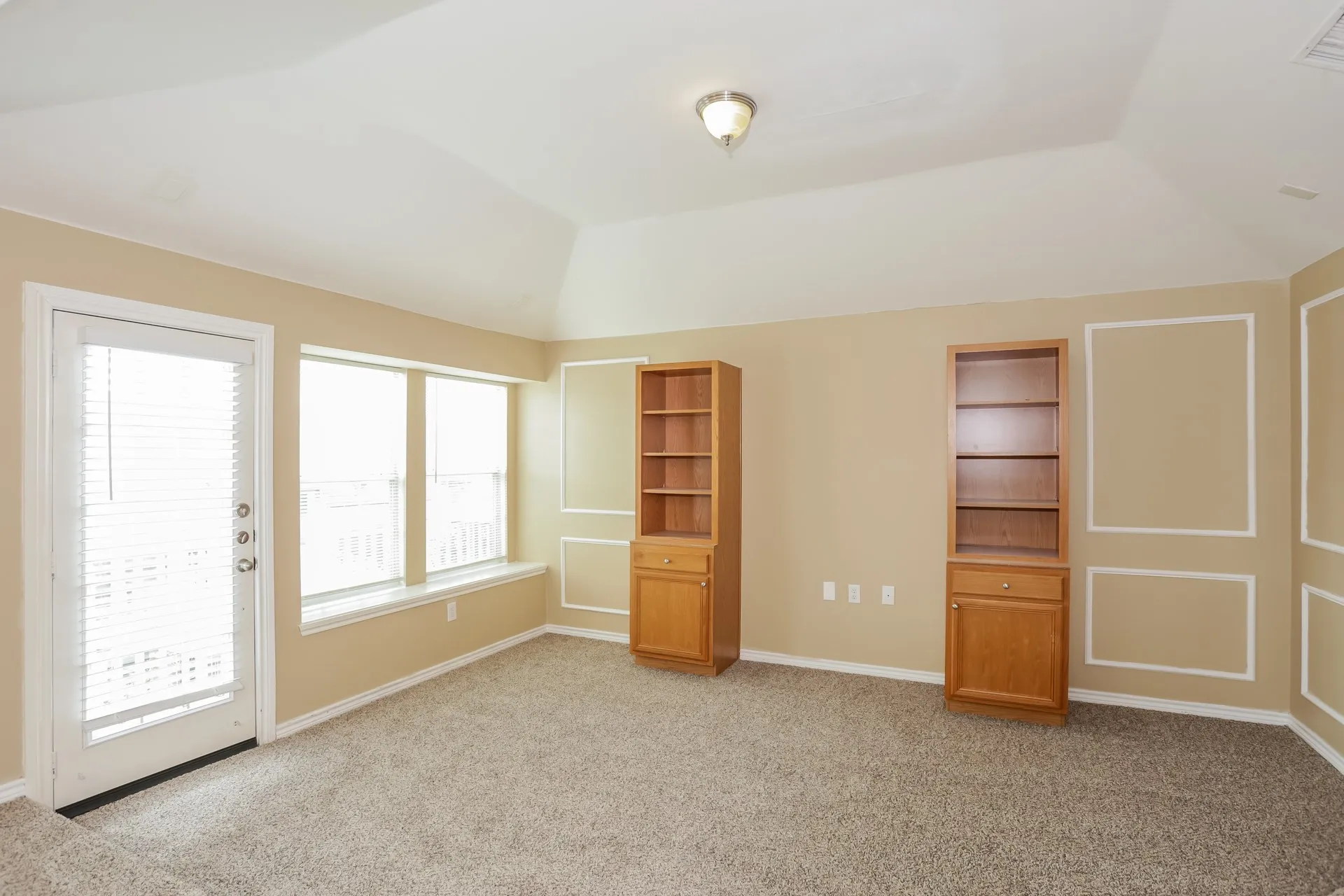 Single Family Residence For Rent in Tarrant County , 3966 Oceanside Drive, Euless, Texas 76040, 3 Bedroom, 3 Bathroom, 1 Garage spaces, 1,756 Sqft, built in 2004, mls#21409935, Real Estate Agent in Euless, Homes For Rent in Tarrant county, Homes For Rent in Euless, Realtor in Euless Texas, Real Estate Brokerage Independent Realty Texas, Luminita Cordes Realtor
