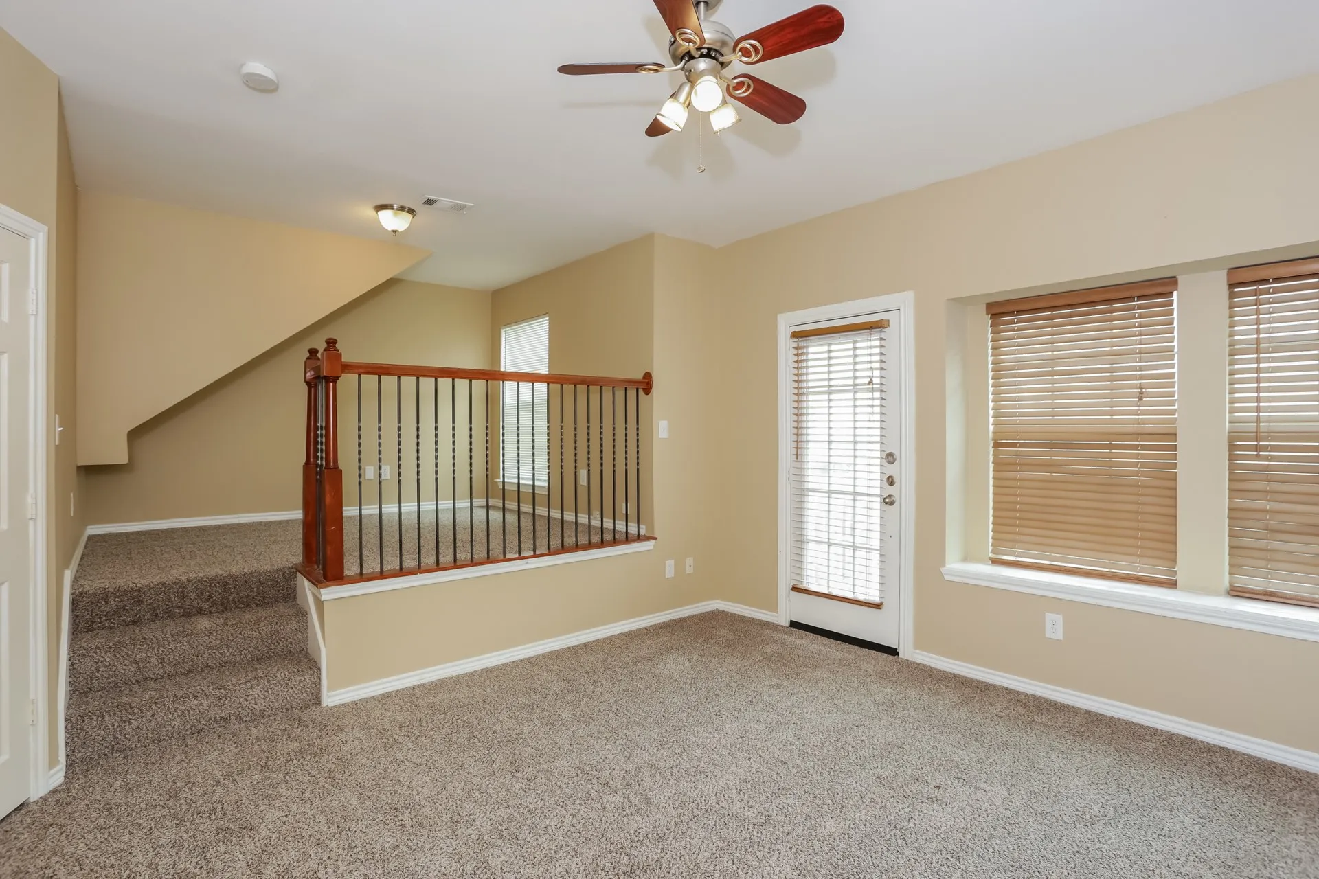 Single Family Residence For Rent in Tarrant County , 3966 Oceanside Drive, Euless, Texas 76040, 3 Bedroom, 3 Bathroom, 1 Garage spaces, 1,756 Sqft, built in 2004, mls#21409935, Real Estate Agent in Euless, Homes For Rent in Tarrant county, Homes For Rent in Euless, Realtor in Euless Texas, Real Estate Brokerage Independent Realty Texas, Luminita Cordes Realtor