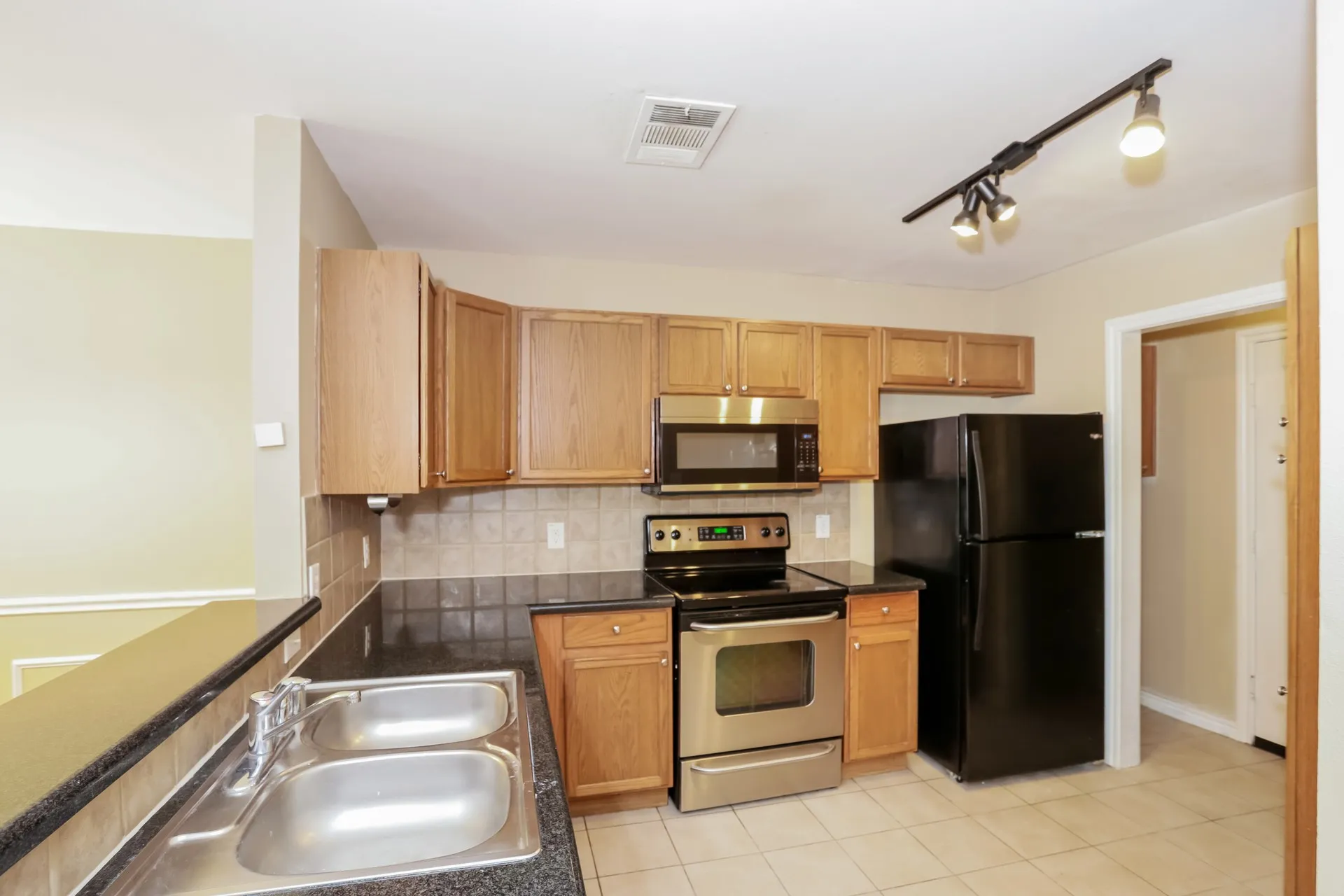 Single Family Residence For Rent in Tarrant County , 3966 Oceanside Drive, Euless, Texas 76040, 3 Bedroom, 3 Bathroom, 1 Garage spaces, 1,756 Sqft, built in 2004, mls#21409935, Real Estate Agent in Euless, Homes For Rent in Tarrant county, Homes For Rent in Euless, Realtor in Euless Texas, Real Estate Brokerage Independent Realty Texas, Luminita Cordes Realtor