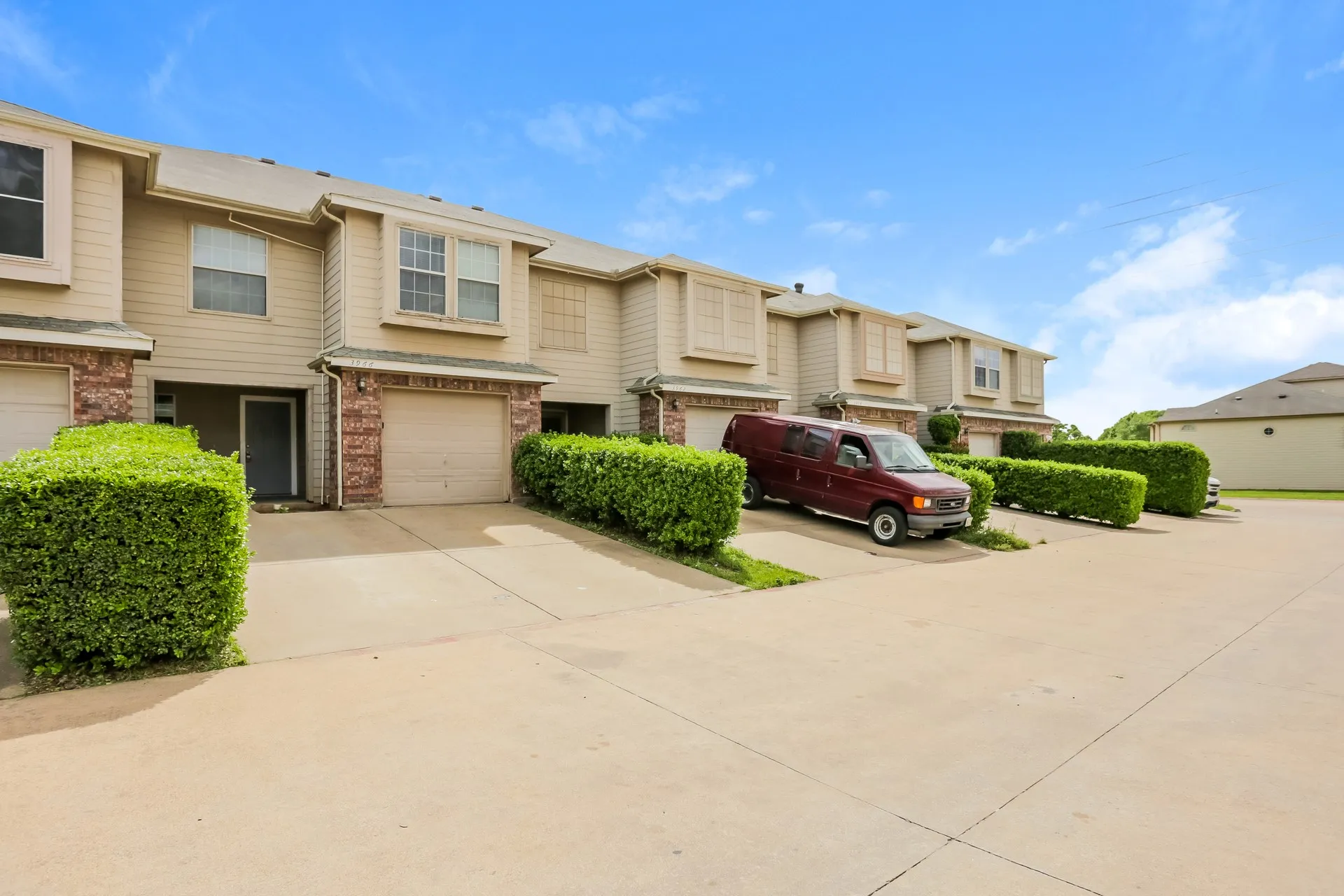Single Family Residence For Rent in Tarrant County , 3966 Oceanside Drive, Euless, Texas 76040, 3 Bedroom, 3 Bathroom, 1 Garage spaces, 1,756 Sqft, built in 2004, mls#21409935, Real Estate Agent in Euless, Homes For Rent in Tarrant county, Homes For Rent in Euless, Realtor in Euless Texas, Real Estate Brokerage Independent Realty Texas, Luminita Cordes Realtor