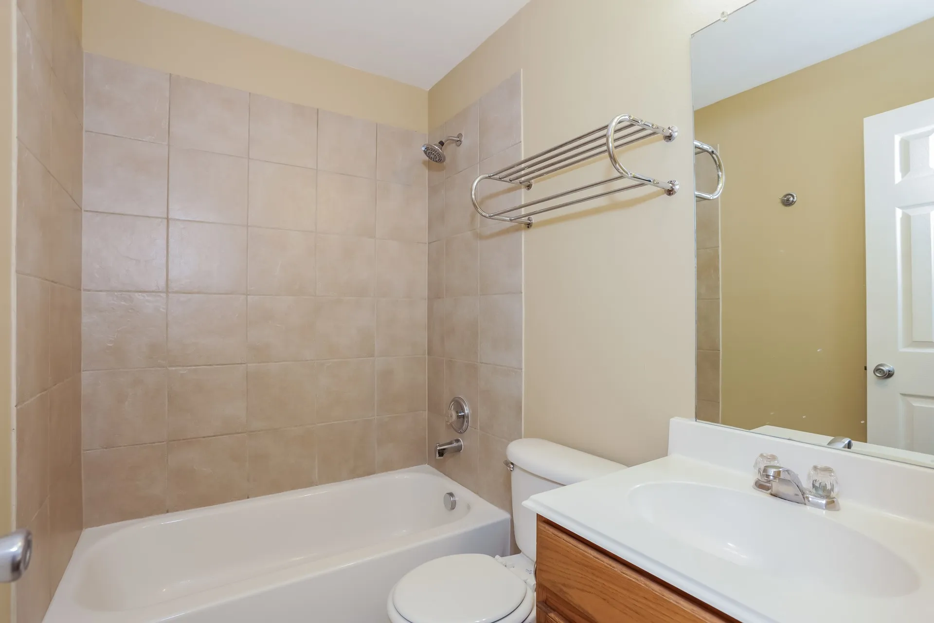Single Family Residence For Rent in Tarrant County , 3966 Oceanside Drive, Euless, Texas 76040, 3 Bedroom, 3 Bathroom, 1 Garage spaces, 1,756 Sqft, built in 2004, mls#21409935, Real Estate Agent in Euless, Homes For Rent in Tarrant county, Homes For Rent in Euless, Realtor in Euless Texas, Real Estate Brokerage Independent Realty Texas, Luminita Cordes Realtor