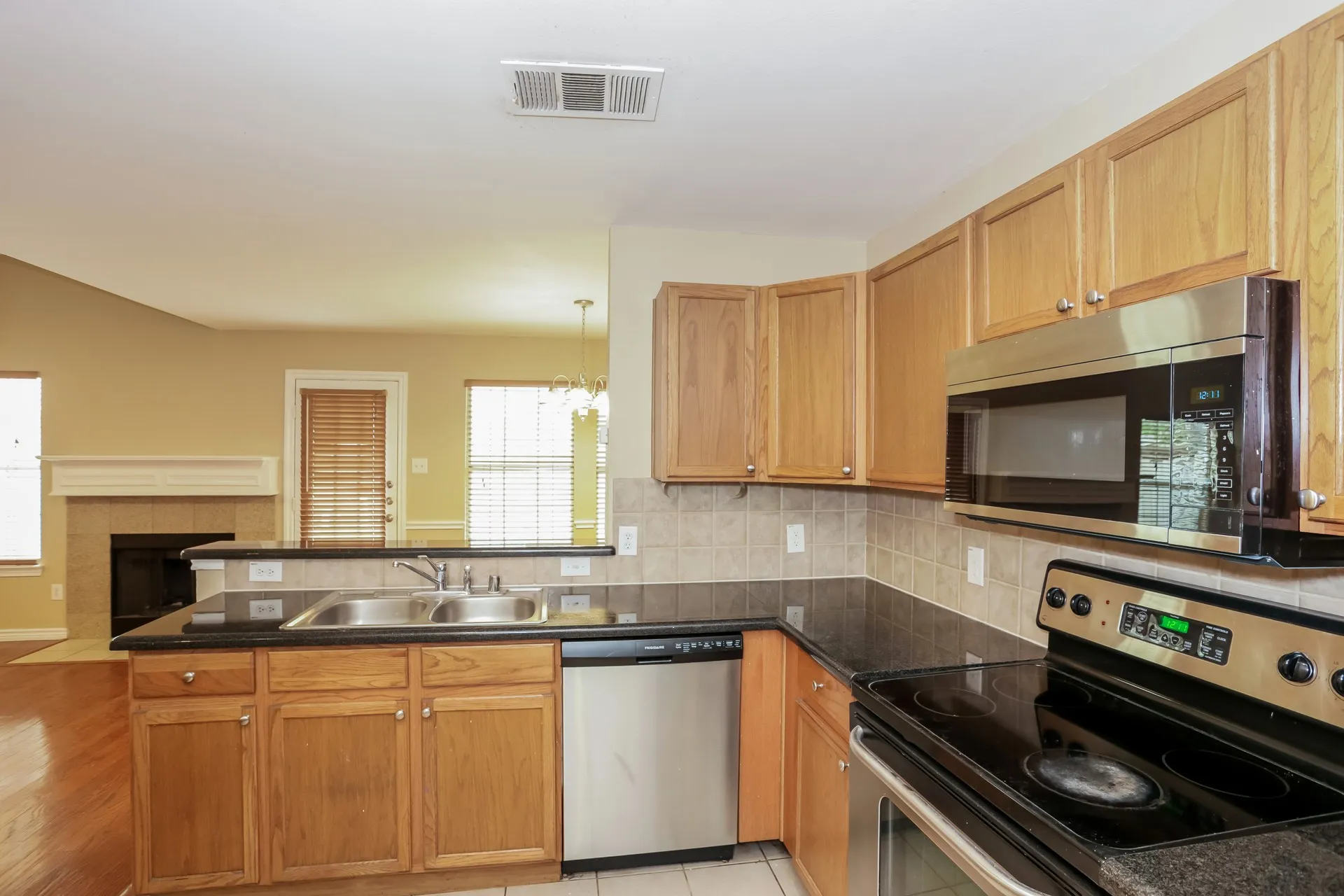 Single Family Residence For Rent in Tarrant County , 3966 Oceanside Drive, Euless, Texas 76040, 3 Bedroom, 3 Bathroom, 1 Garage spaces, 1,756 Sqft, built in 2004, mls#21409935, Real Estate Agent in Euless, Homes For Rent in Tarrant county, Homes For Rent in Euless, Realtor in Euless Texas, Real Estate Brokerage Independent Realty Texas, Luminita Cordes Realtor